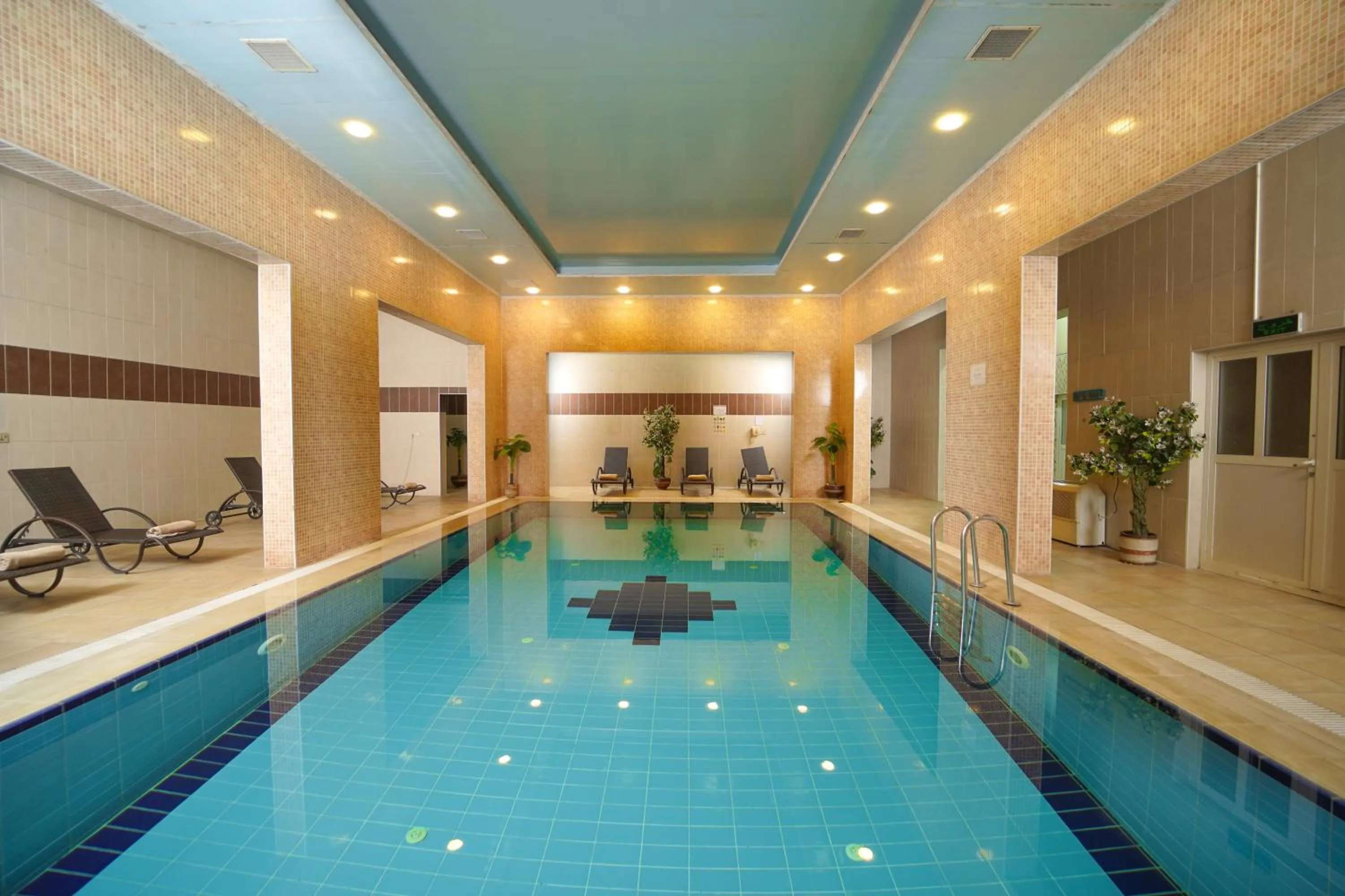 Swimming pool in Darin Plaza Hotel