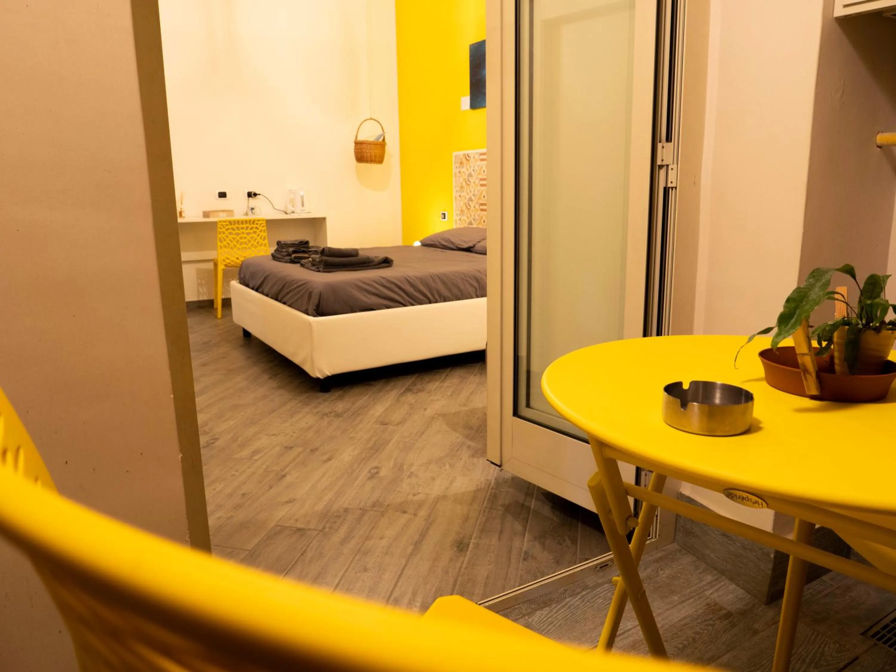 Balcony/Terrace, Bed in B&B Cosmoneapolitan