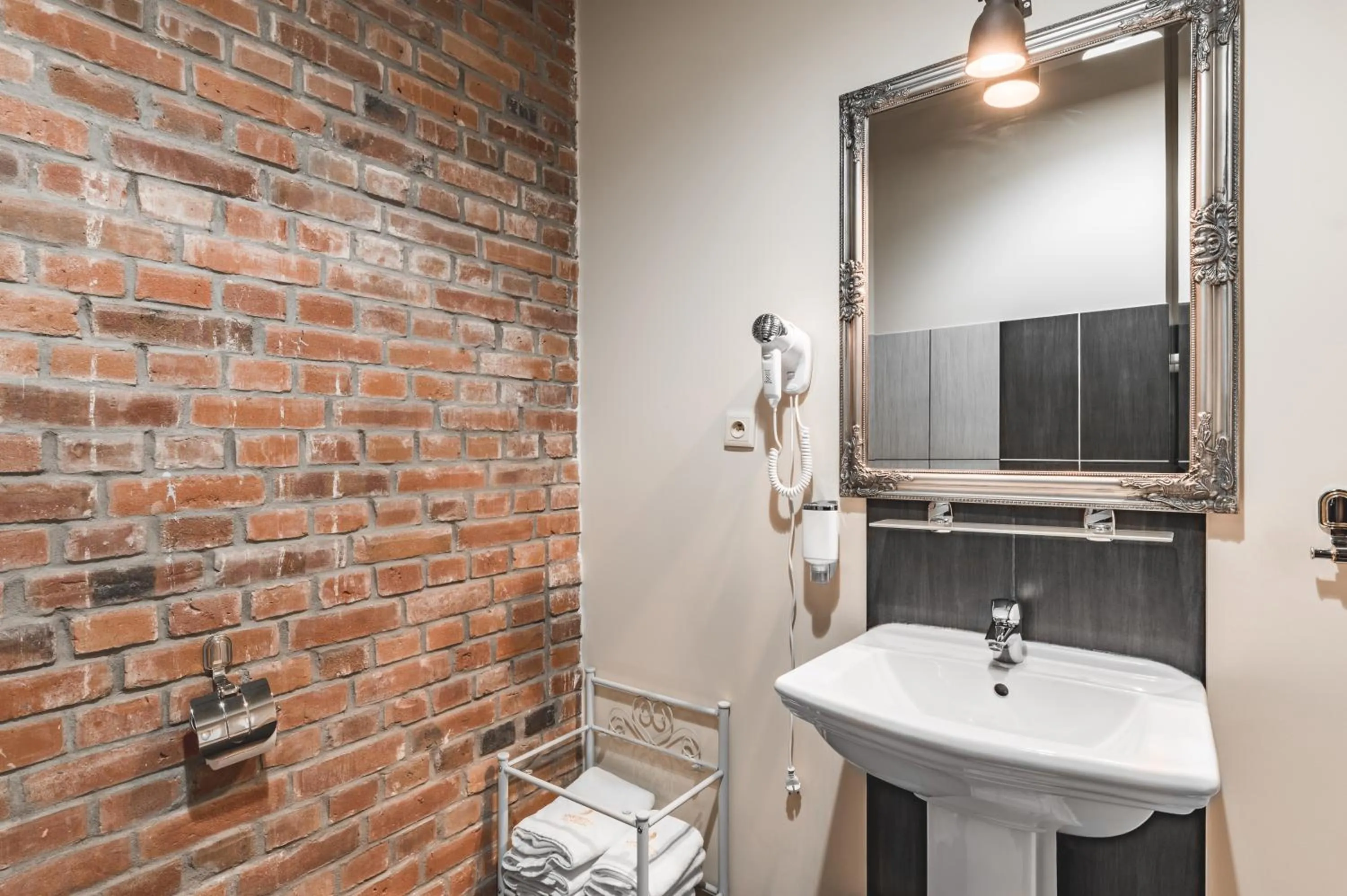 Shower in Aparthotel Stara Przędzalnia