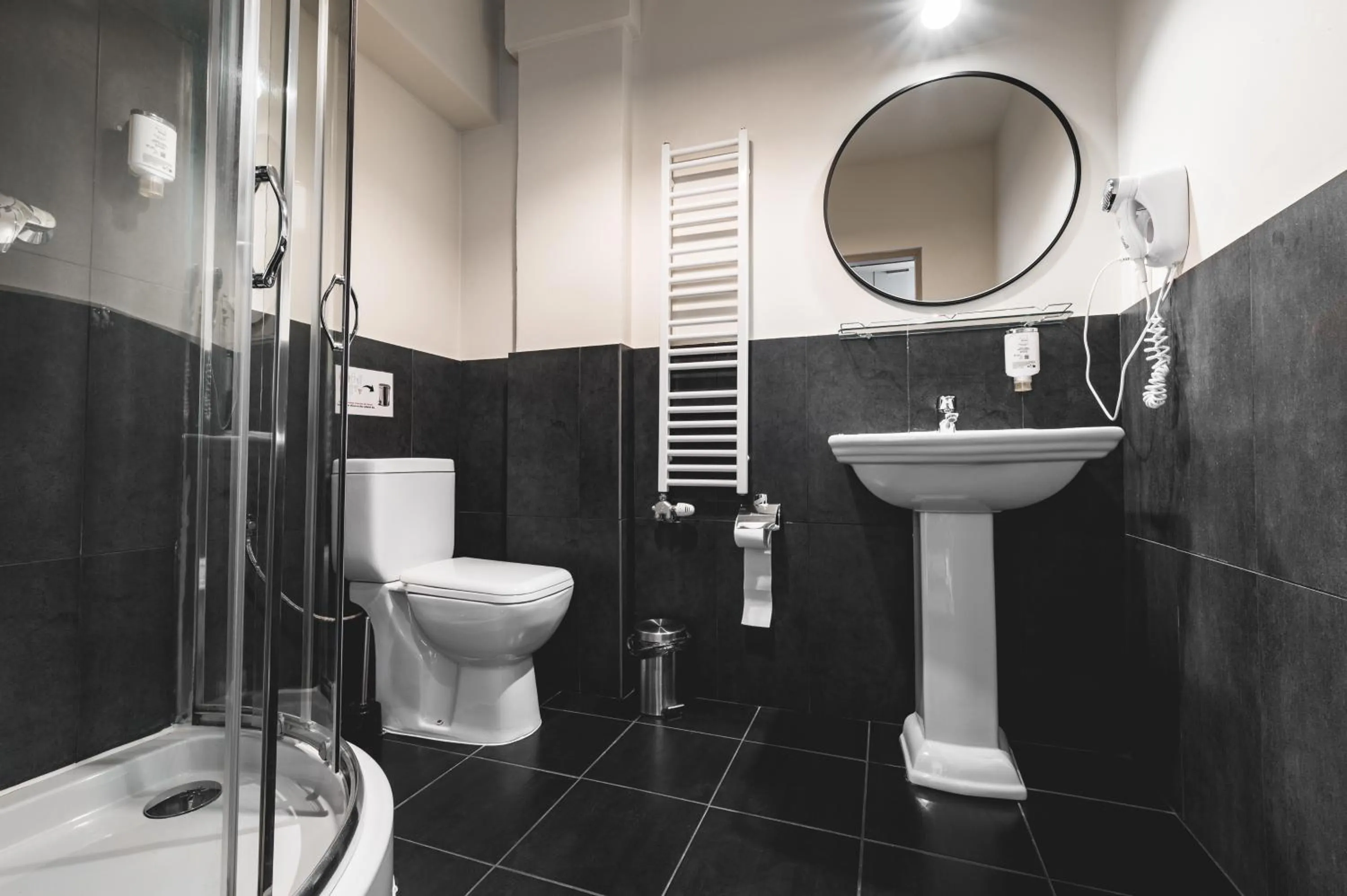 Shower in Aparthotel Stara Przędzalnia