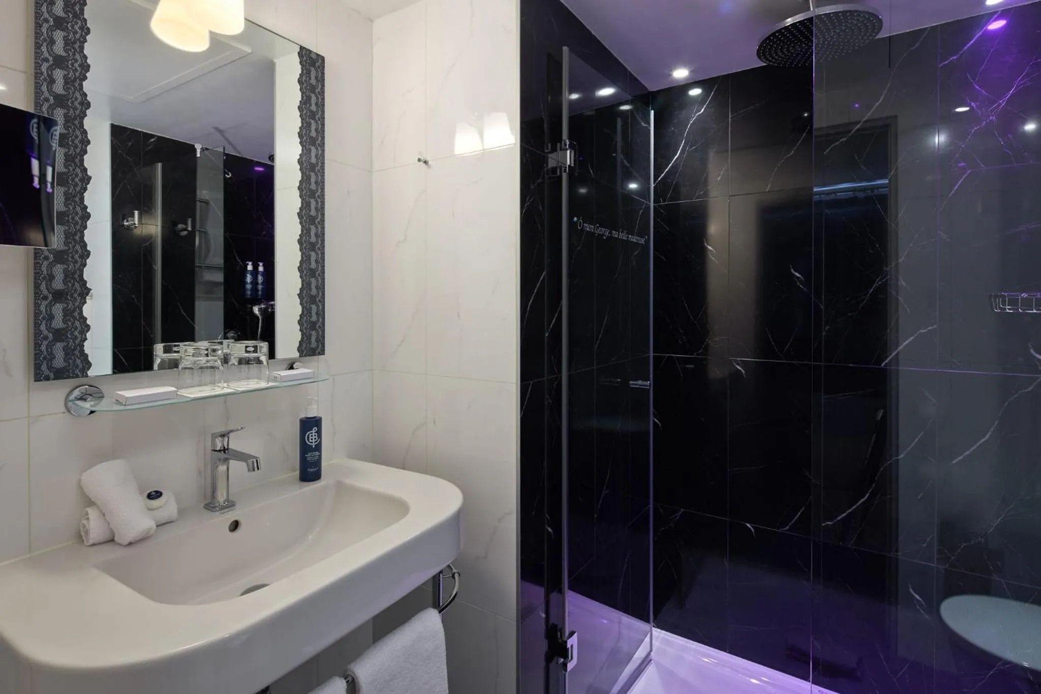 Shower in Les Plumes Hotel