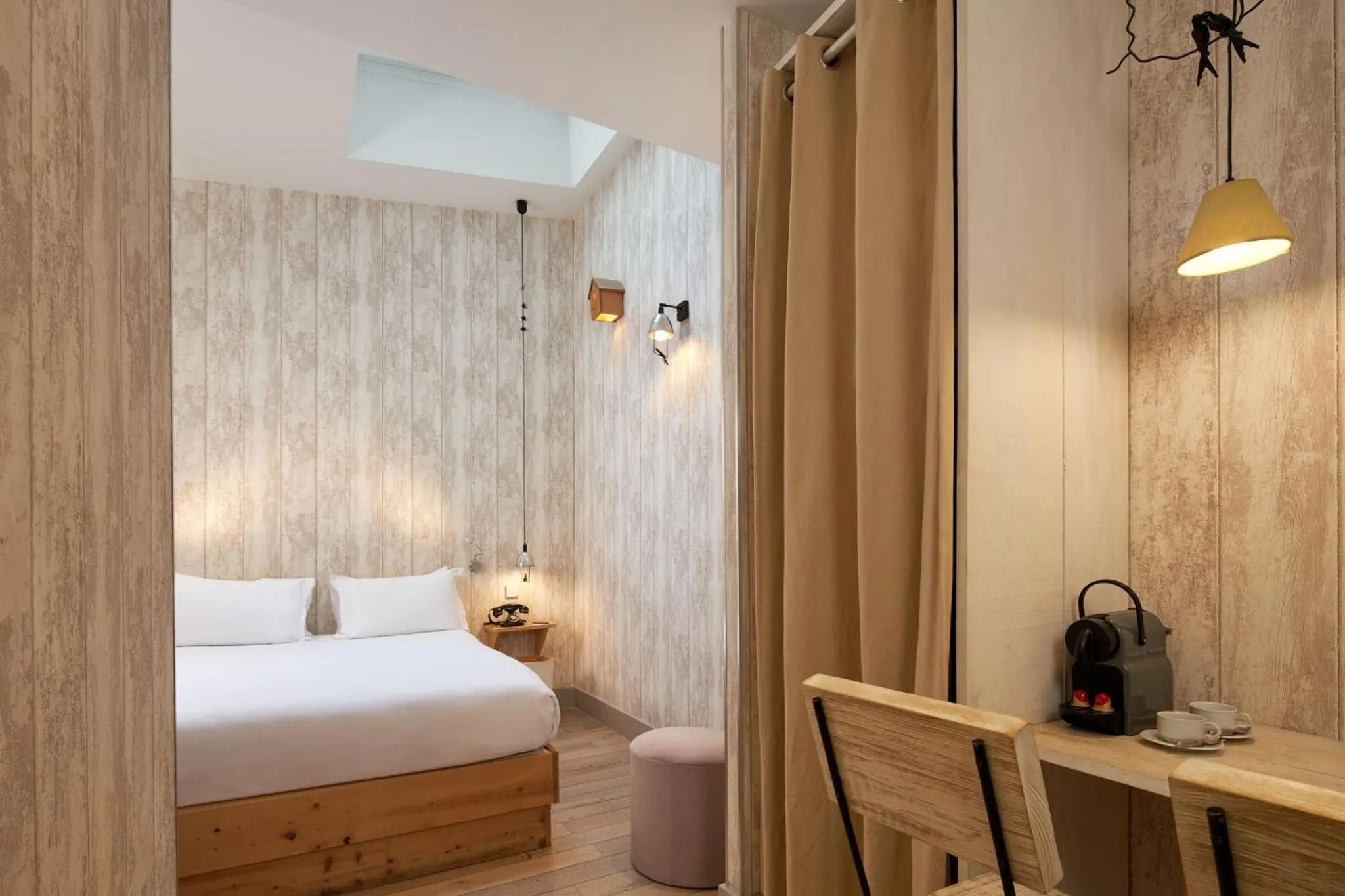 Bed in Les Plumes Hotel