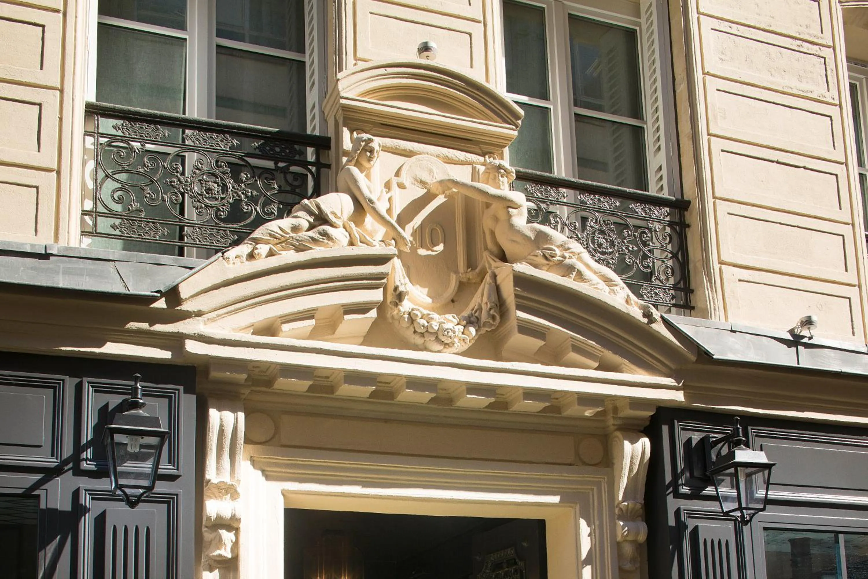 Facade/entrance in Les Plumes Hotel