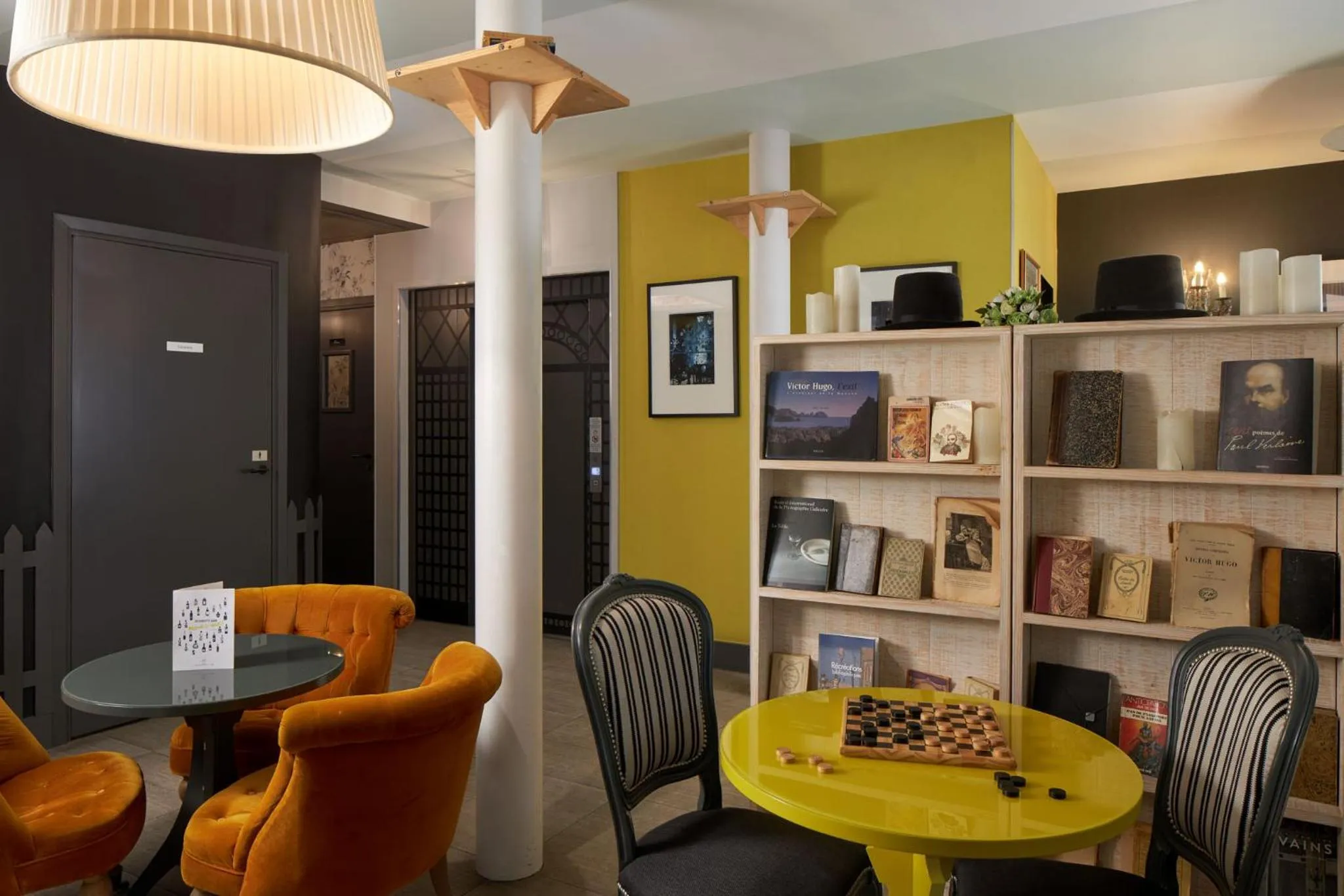 Lounge or bar in Les Plumes Hotel