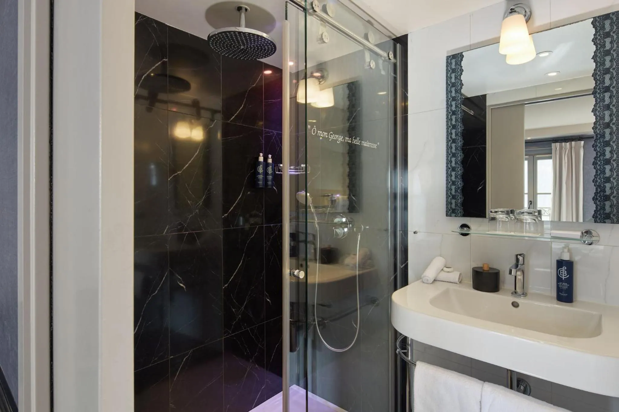 Shower in Les Plumes Hotel