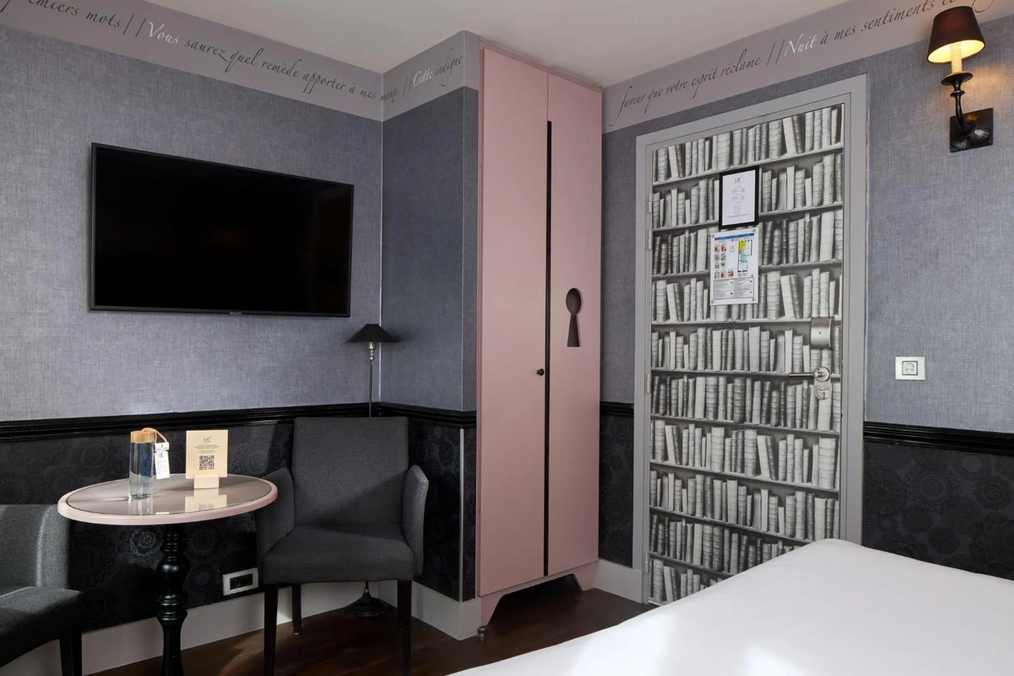 Bed in Les Plumes Hotel