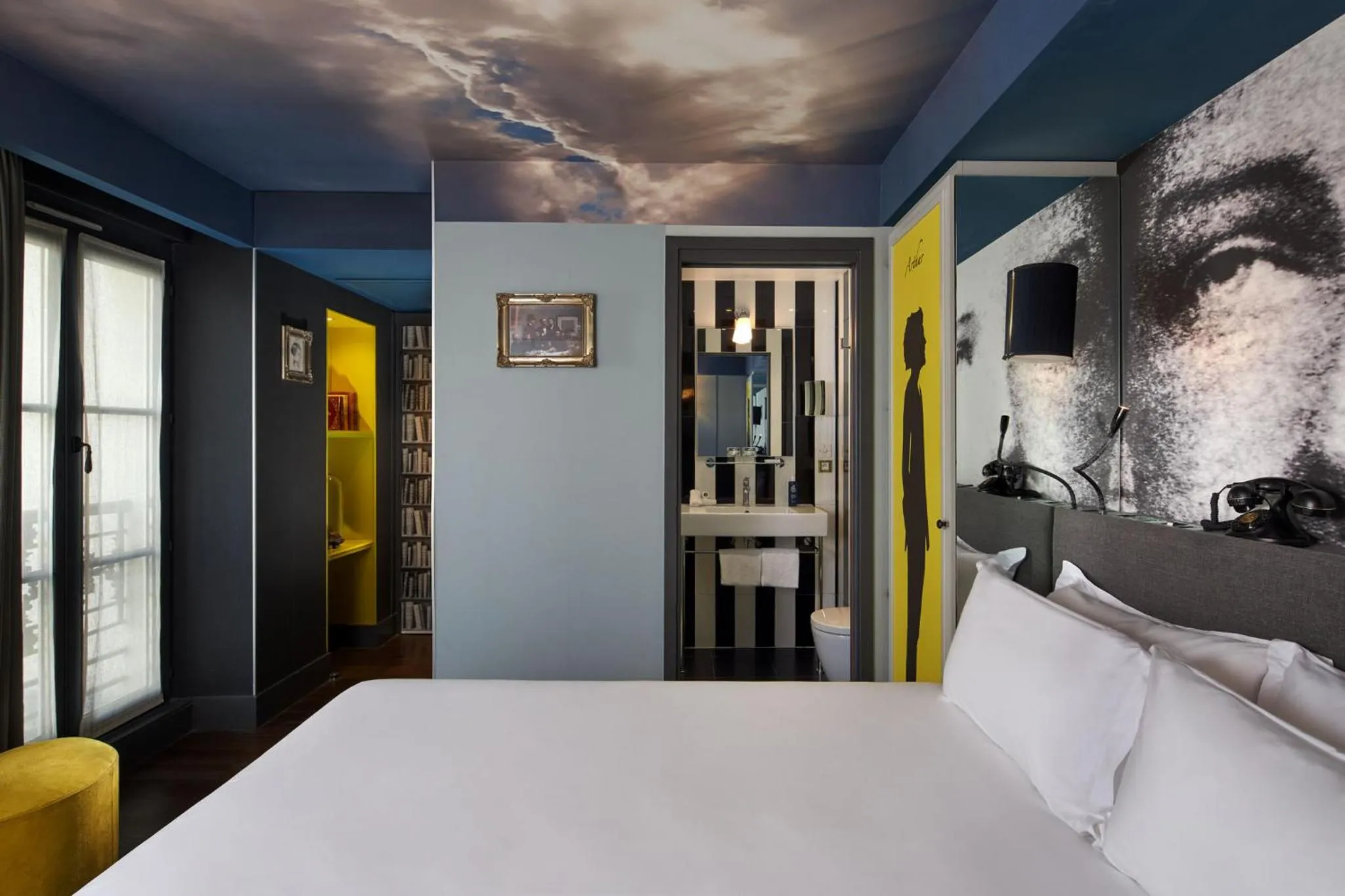 Toilet, Bed in Les Plumes Hotel