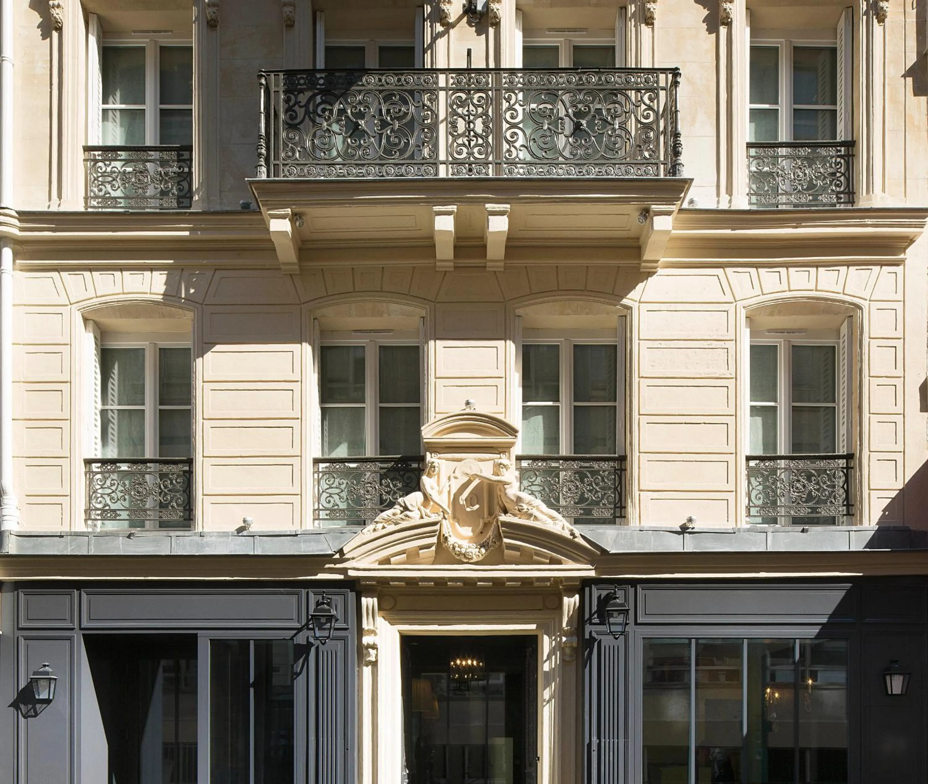Facade/entrance in Les Plumes Hotel