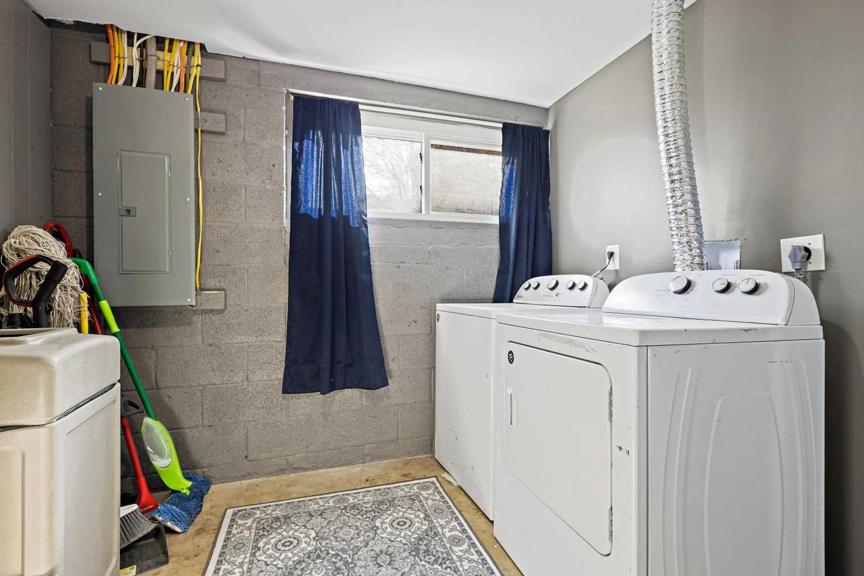 washing machine in Beautiful 2 bedroom 1 bath Unit