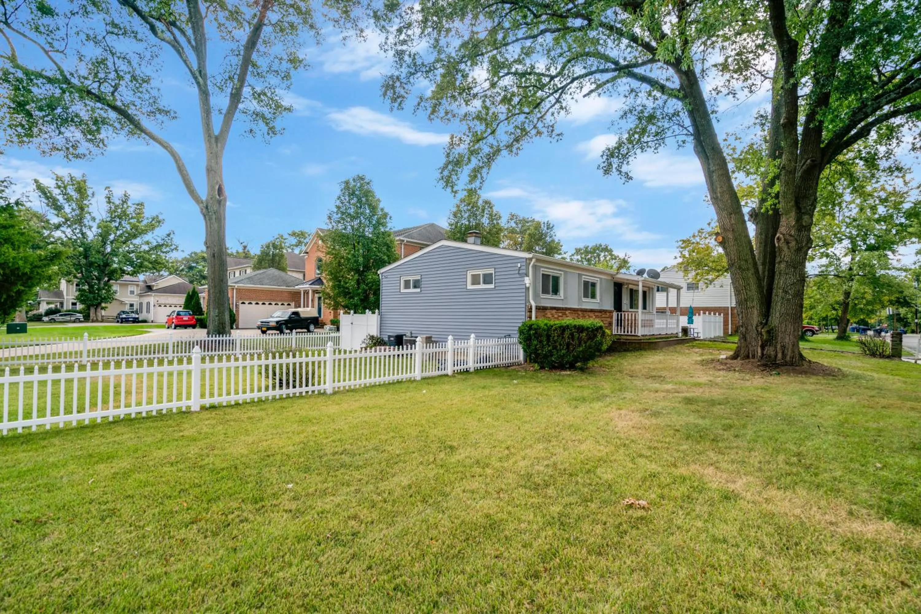 Property building in Beautiful 2 bedroom 1 bath Unit