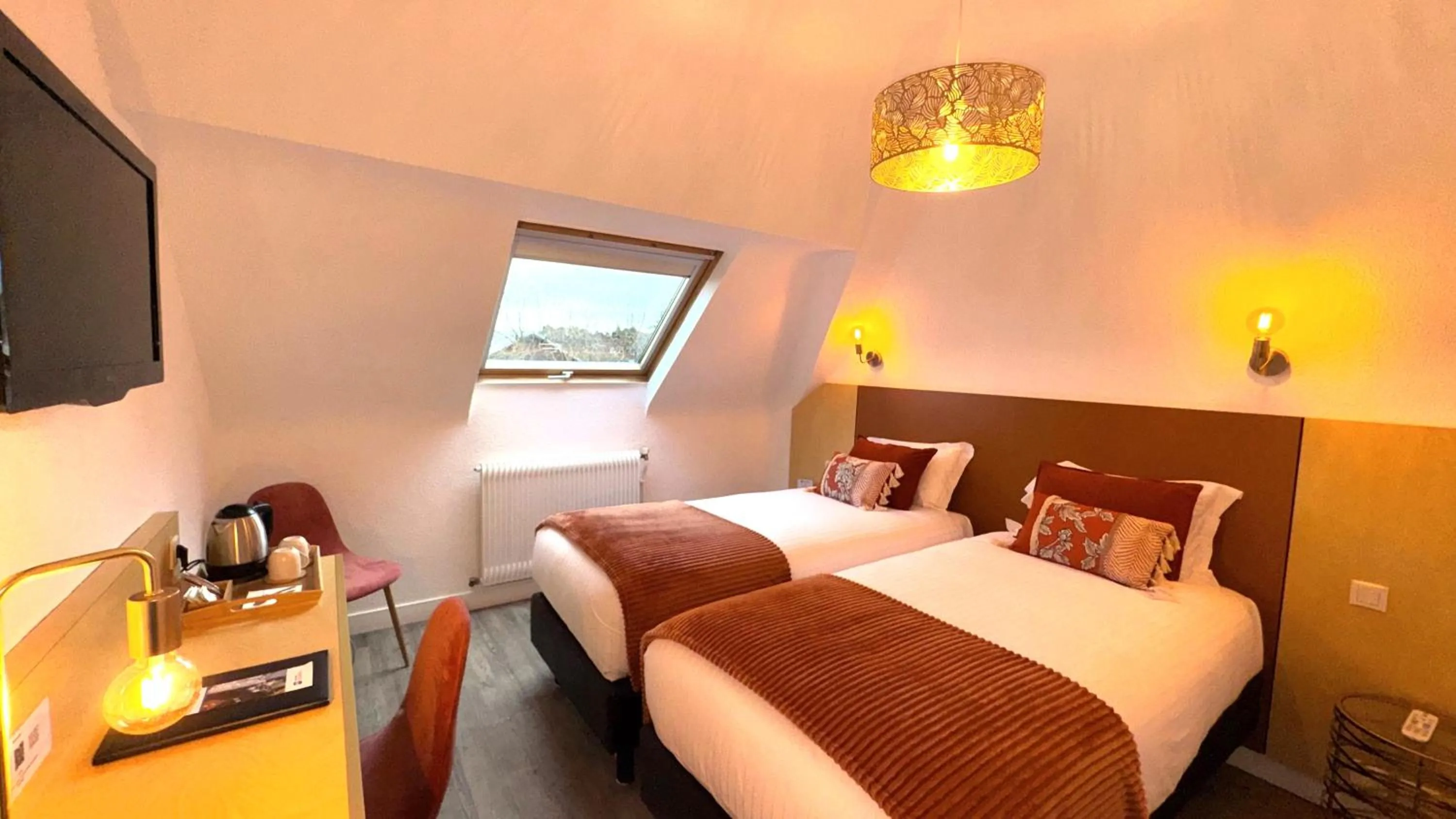 Photo of the whole room, Bed in Best Western Le Vinci Loire Valley