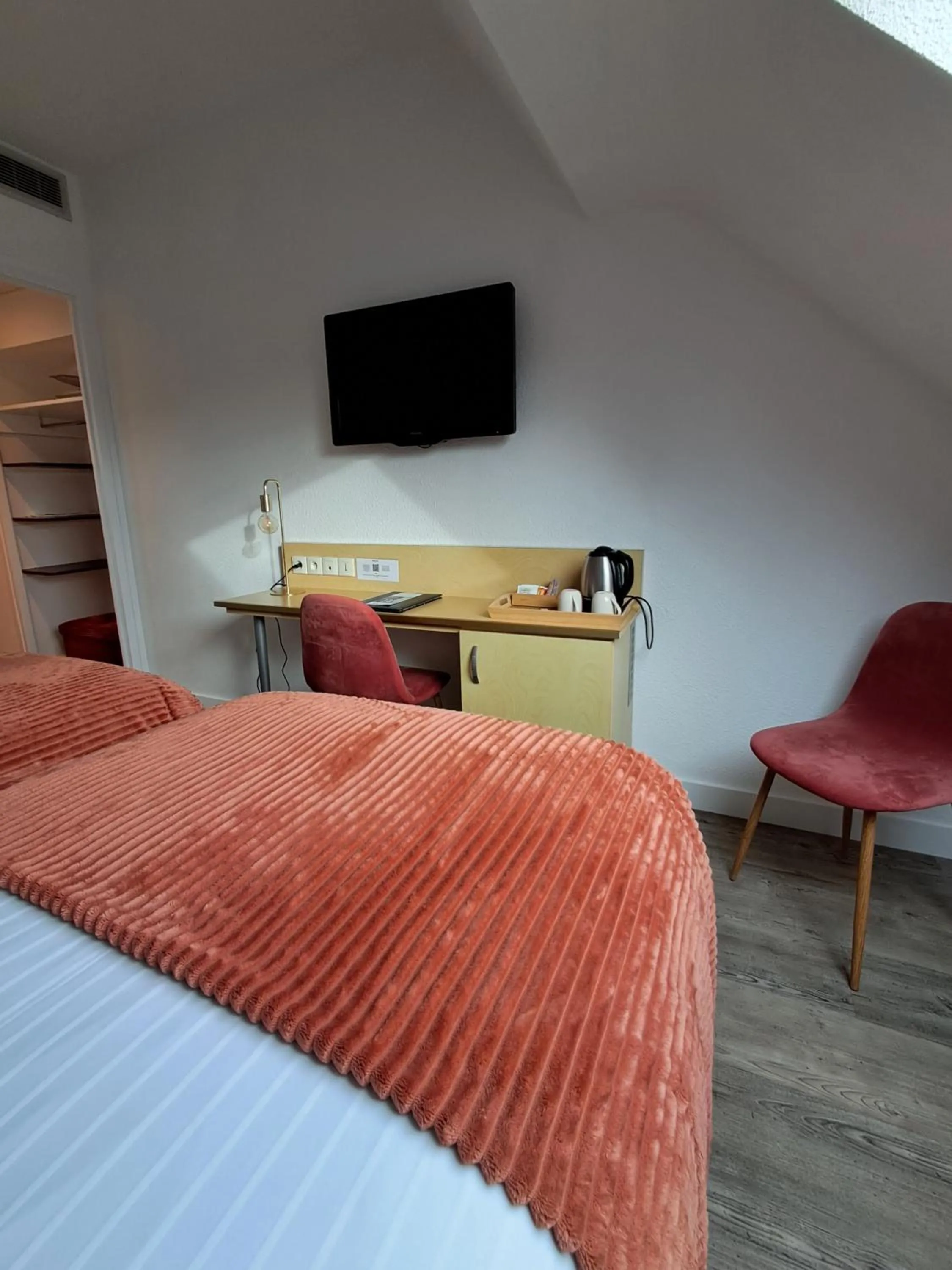 Bed in Best Western Le Vinci Loire Valley