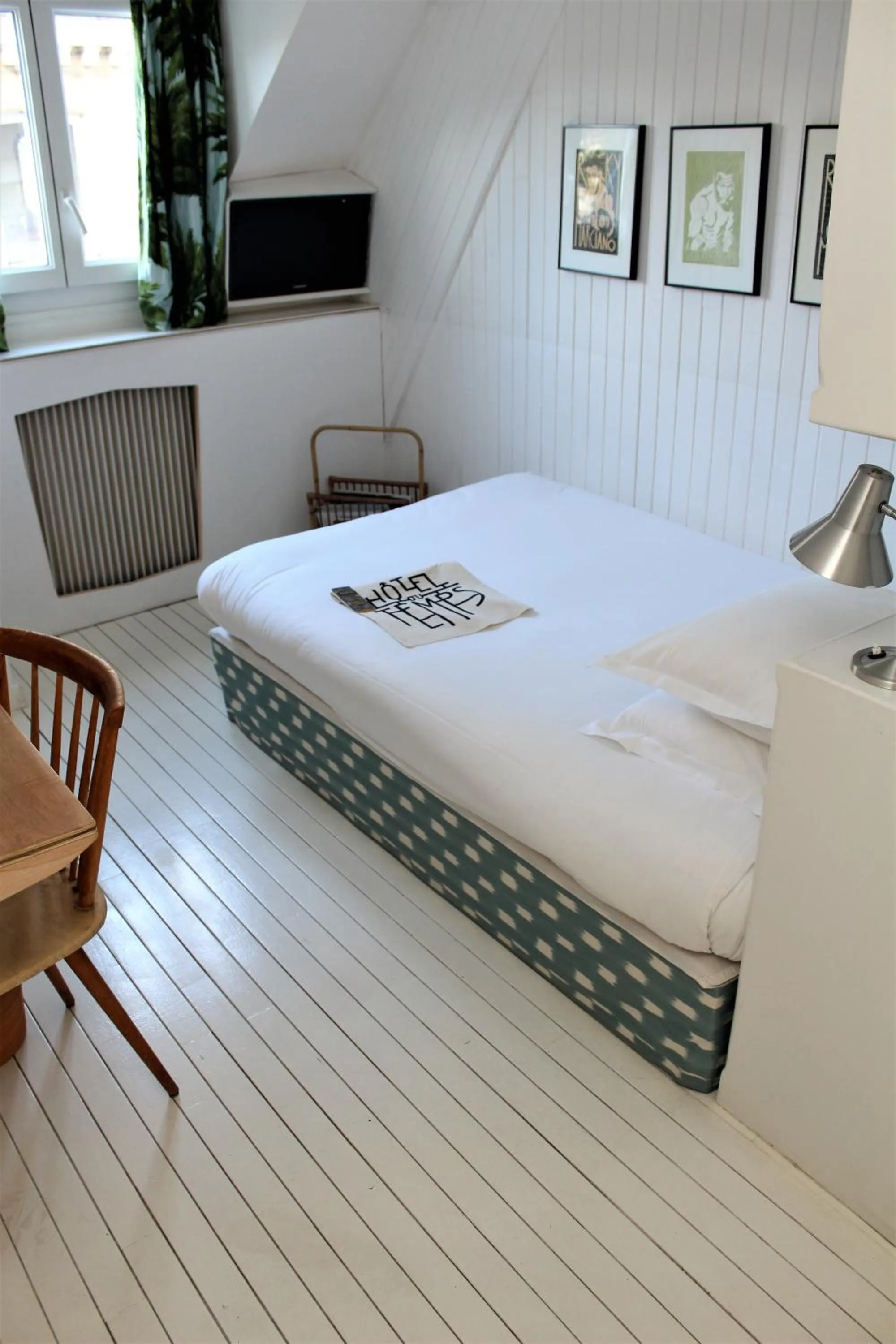 Bedroom, Bed in Hôtel du Temps Paris