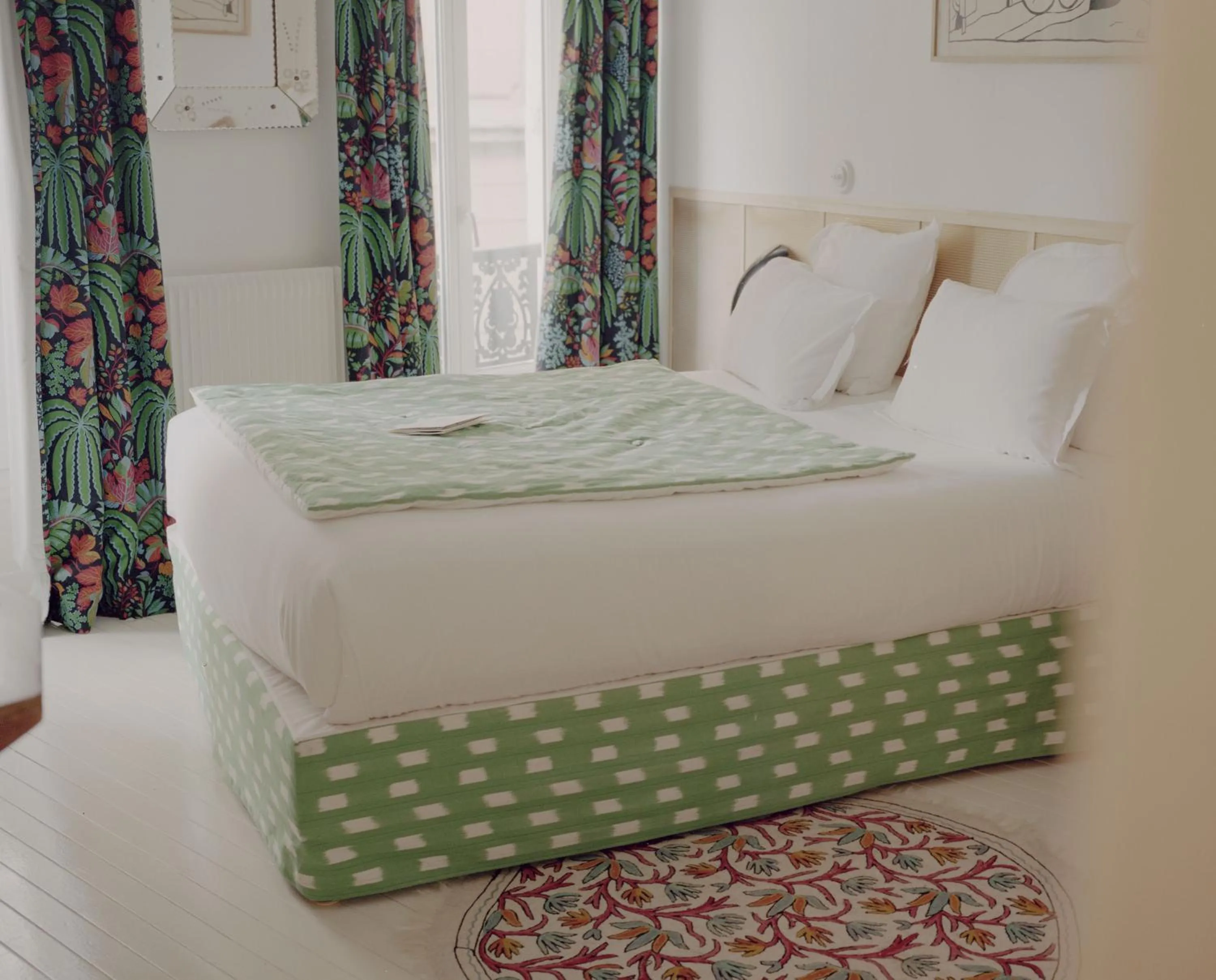 Photo of the whole room, Bed in Hôtel du Temps Paris