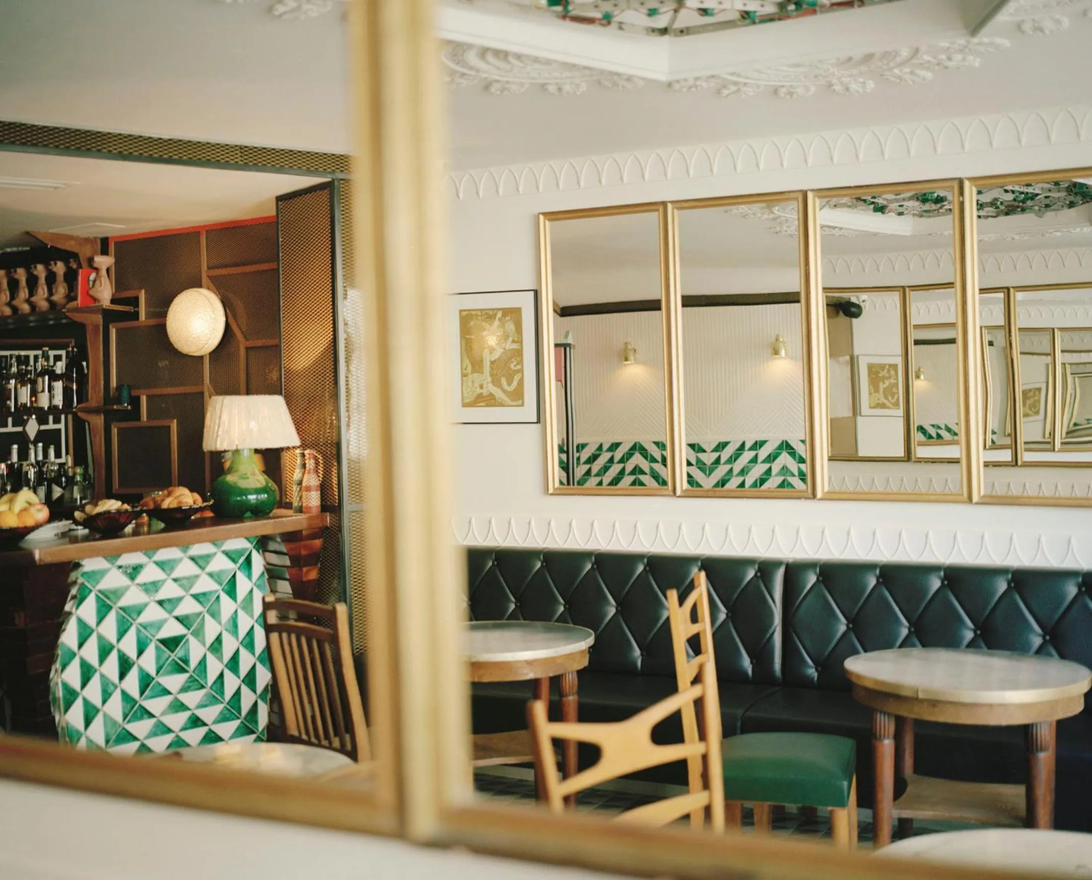 Lounge or bar in Hôtel du Temps Paris