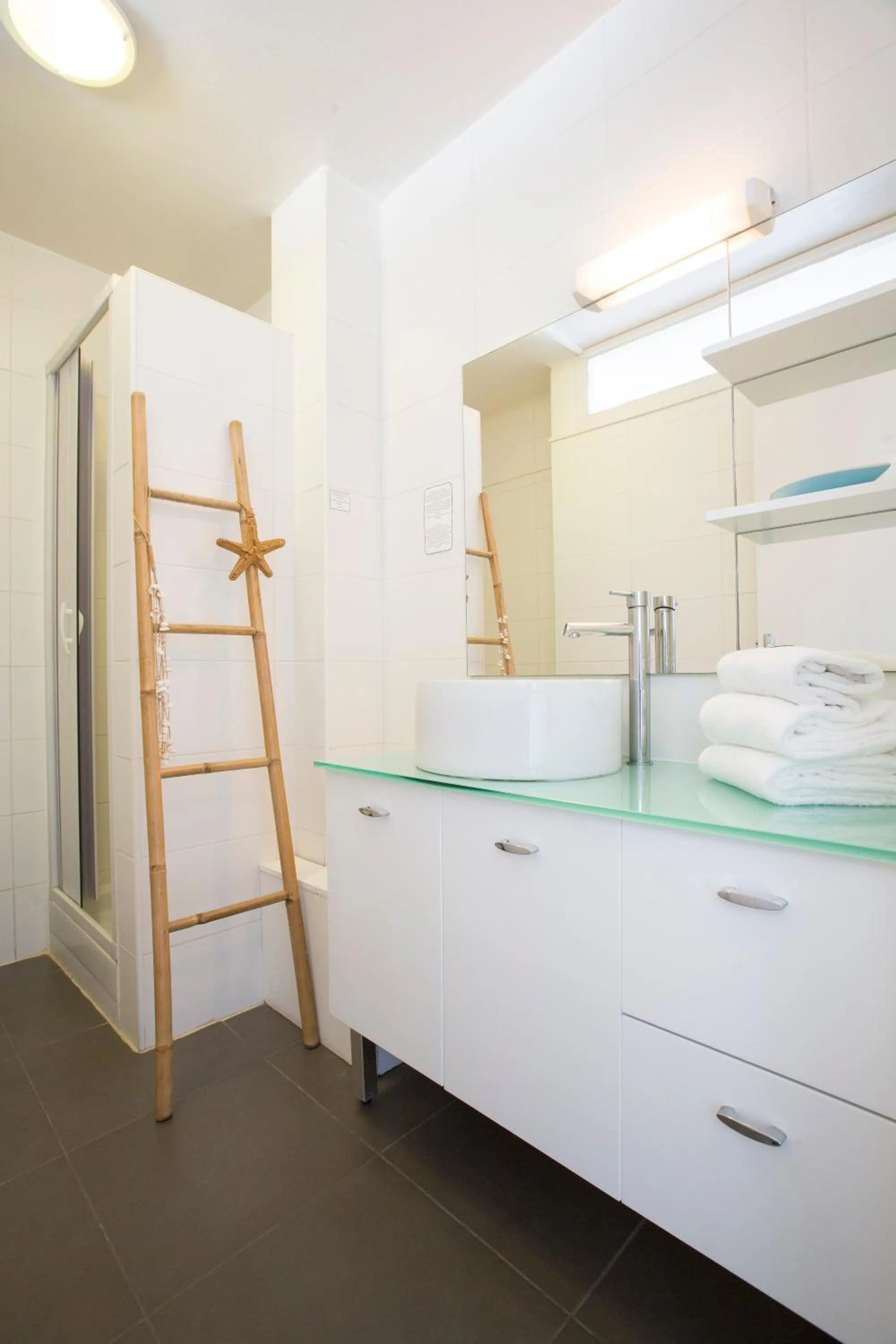 Bathroom in Le Grand Large Bord de Mer Hotel & Appartements