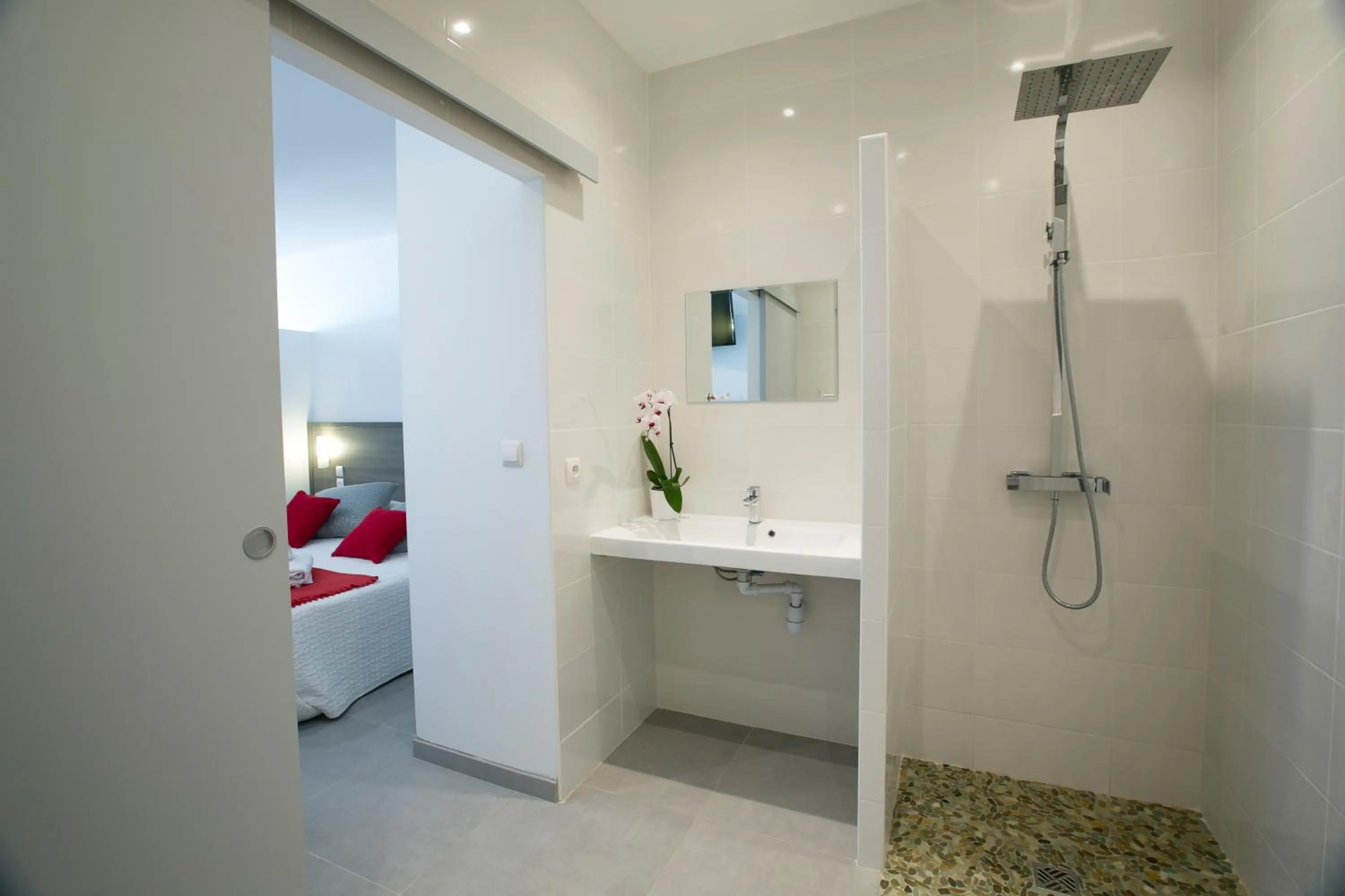 Bathroom in Le Grand Large Bord de Mer Hotel & Appartements
