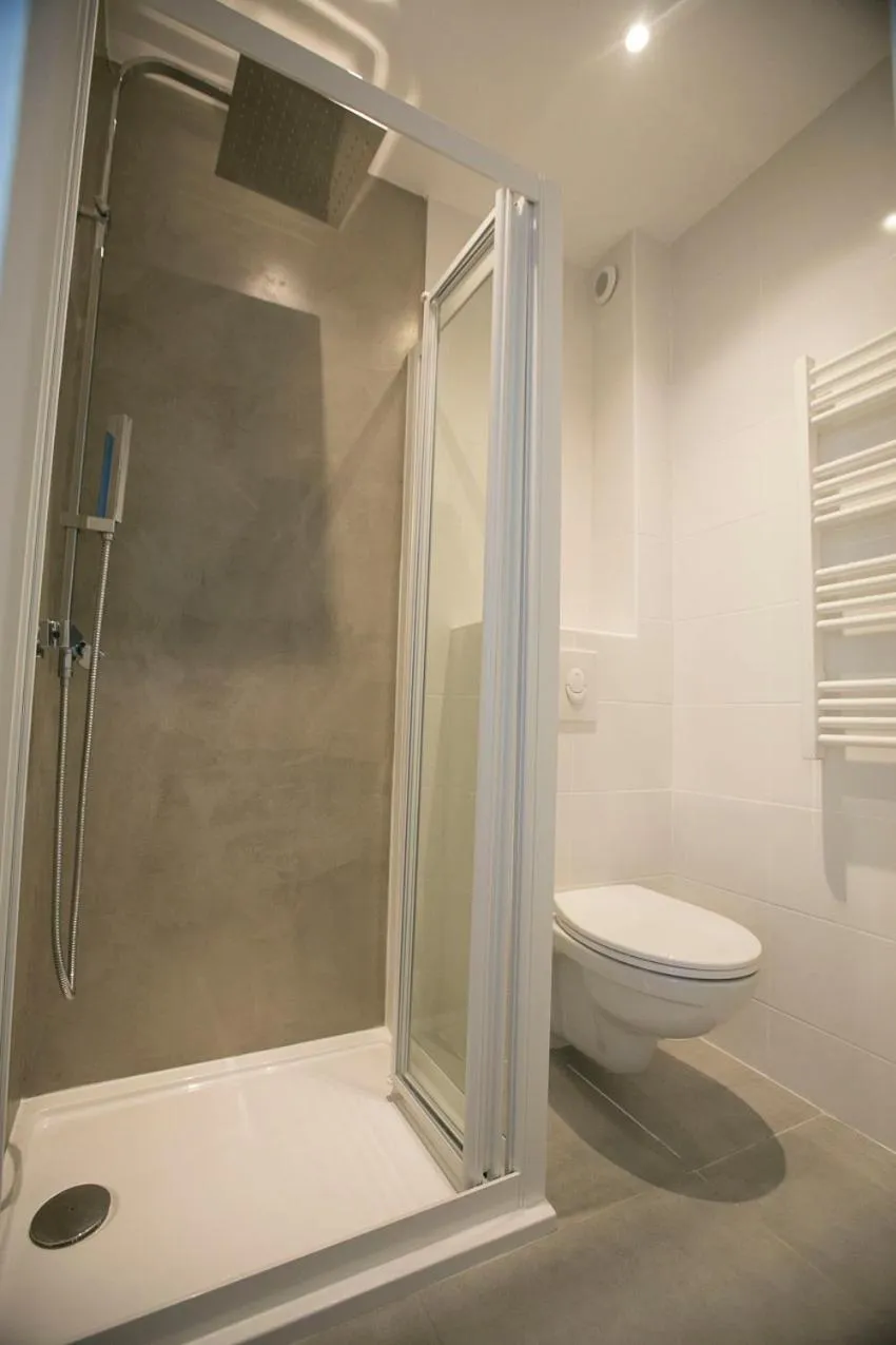 Bathroom in Le Grand Large Bord de Mer Hotel & Appartements