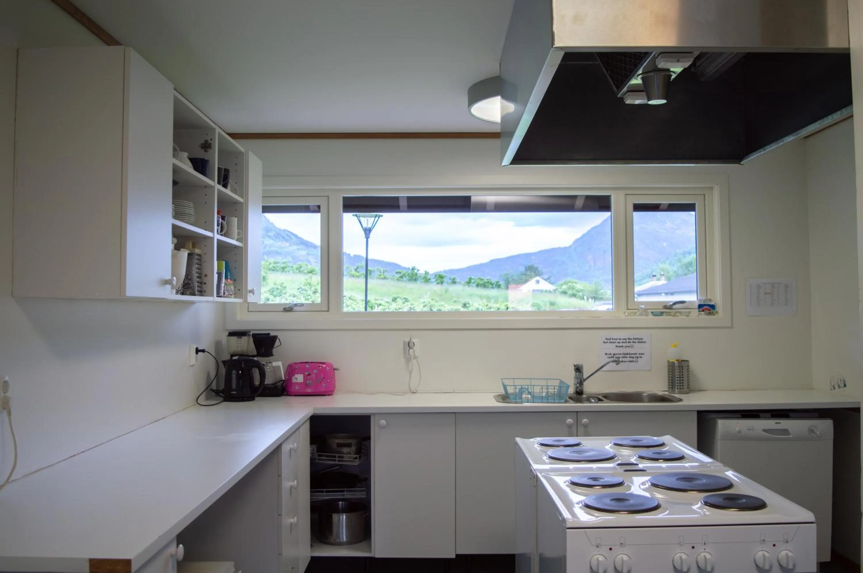 Communal kitchen in Sogndal Bed & Breakfast