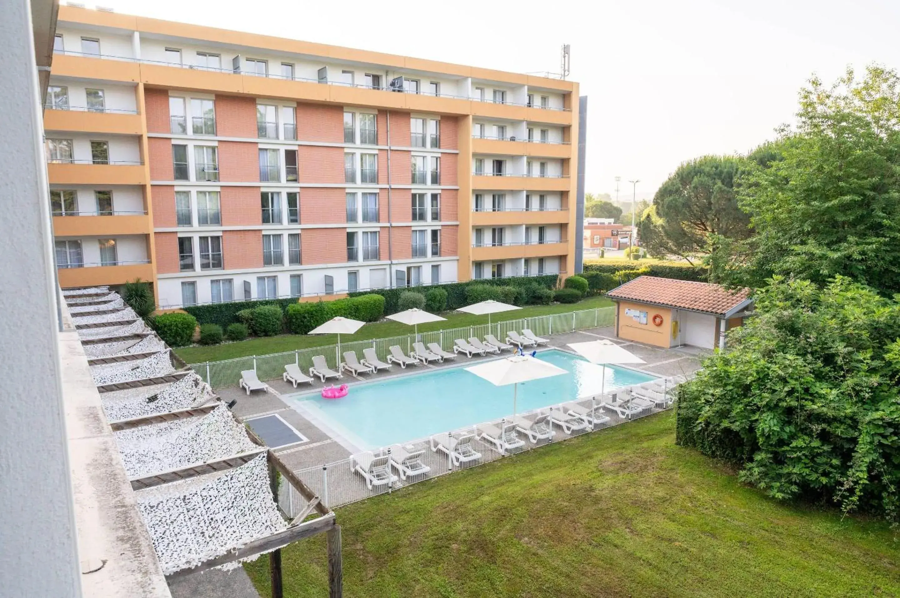 Swimming pool in Comfort Aparthotel Toulouse Métropole Swimming pool in Comfort Aparthotel Toulouse Métropole