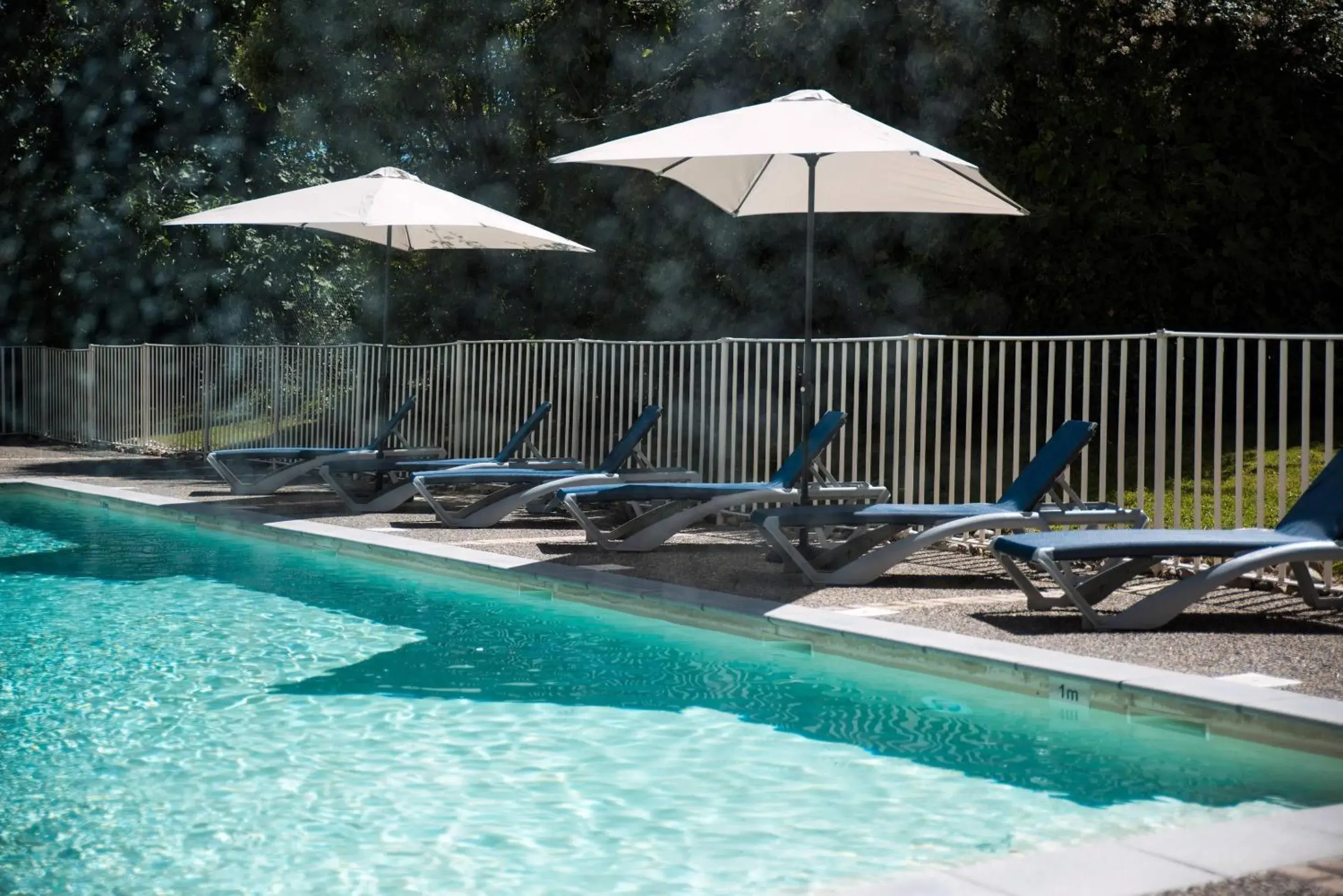 Swimming pool in Comfort Aparthotel Toulouse Métropole Swimming pool in Comfort Aparthotel Toulouse Métropole