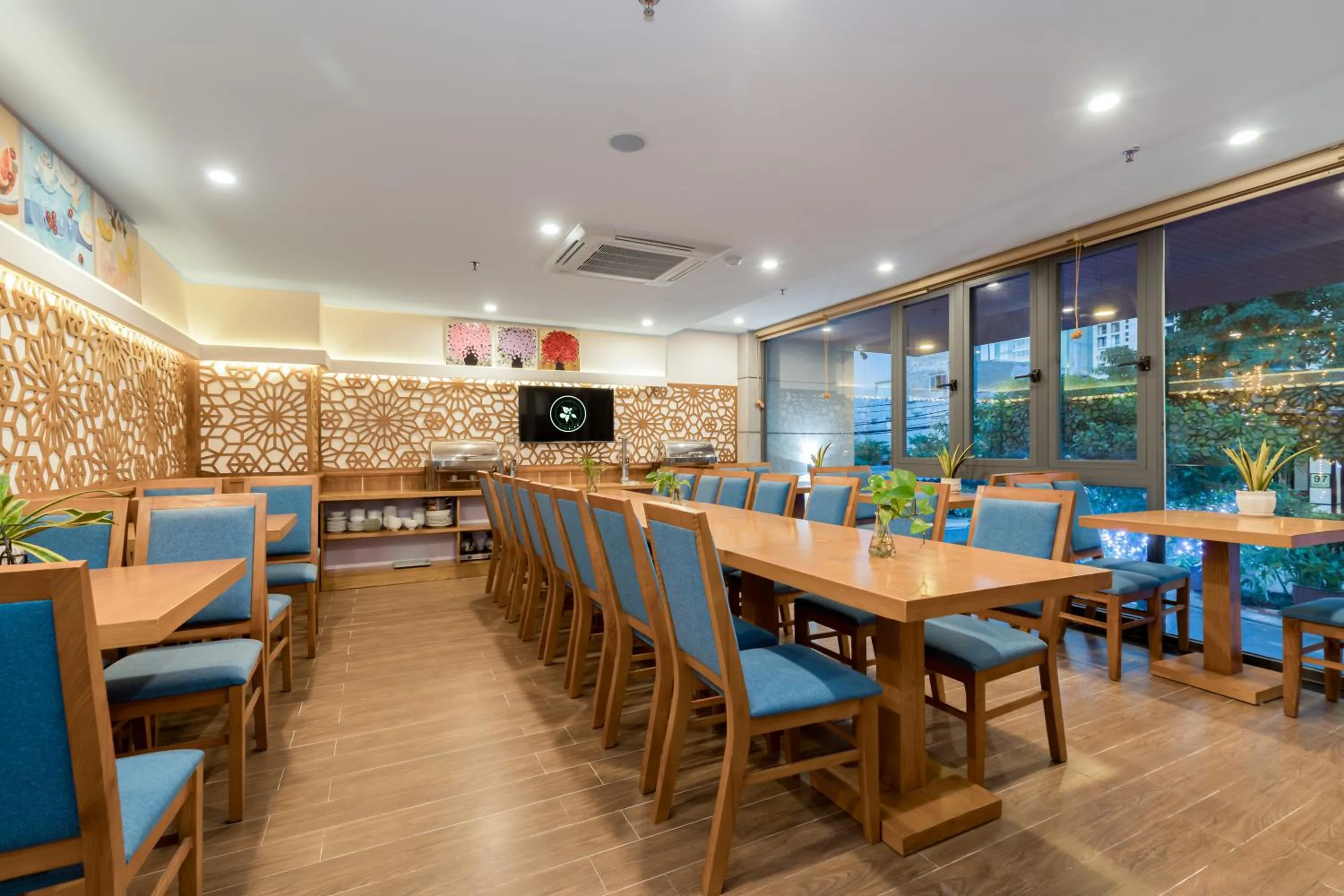 Restaurant/places to eat in Smeraldo Hotel & Apartment