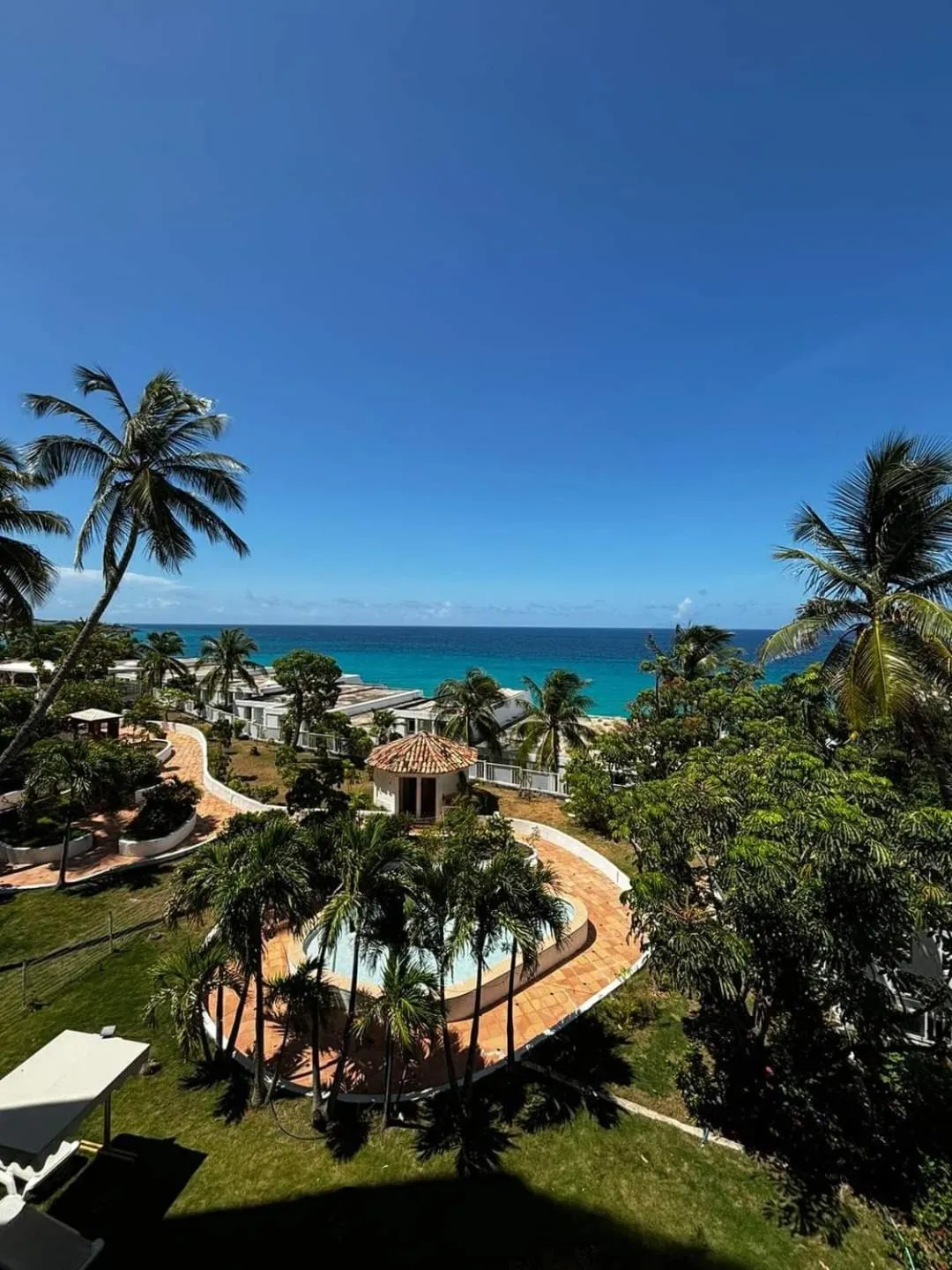 Property building in Sapphire Beach Club Resort