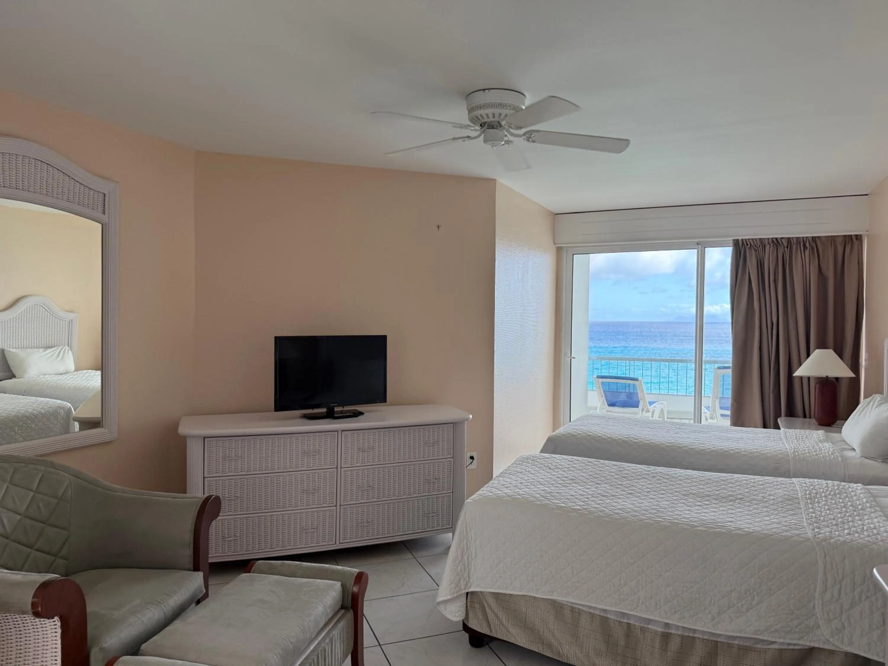 Bedroom, Bed in Sapphire Beach Club Resort