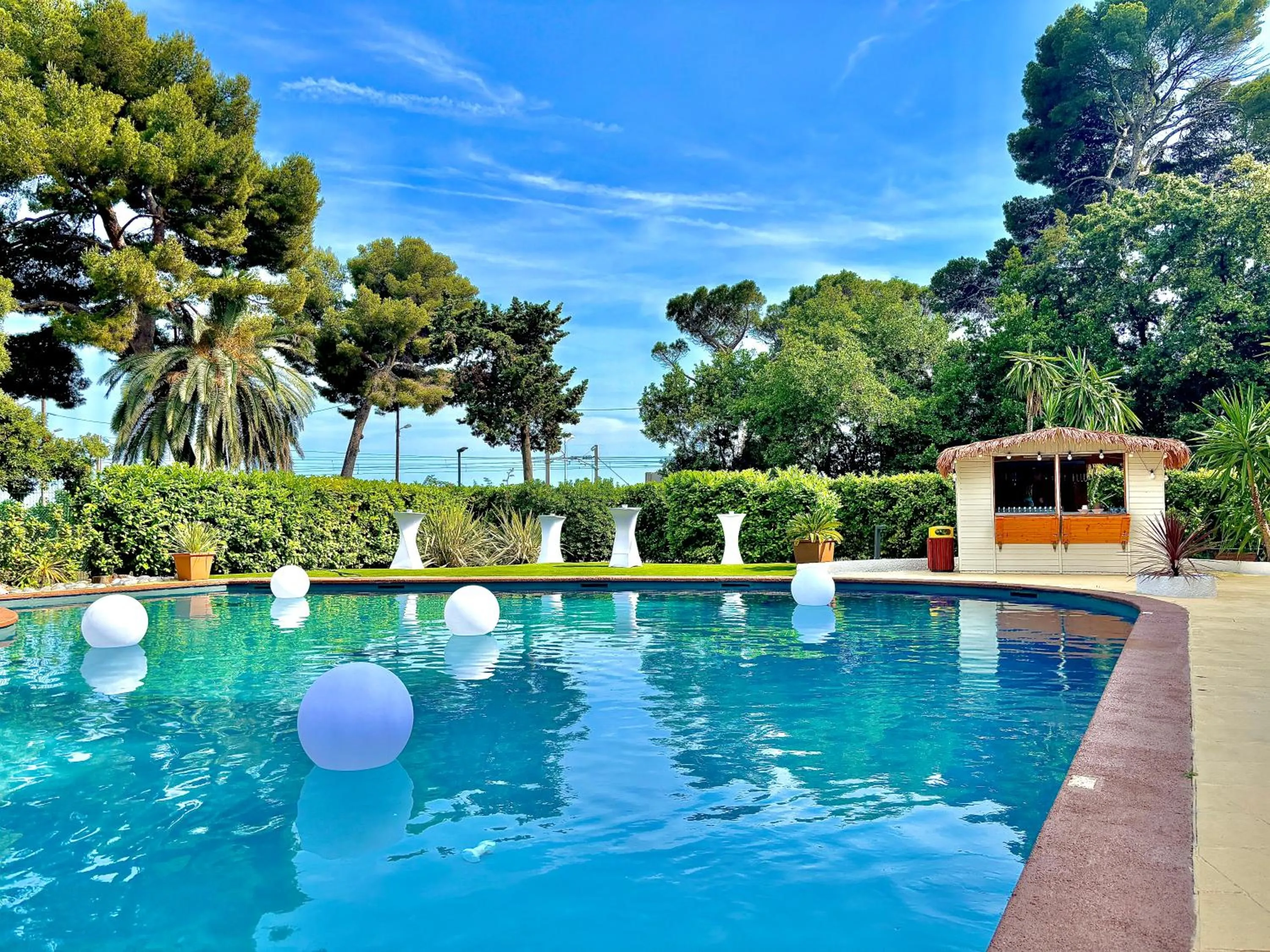 Swimming pool in Luxotel Cannes