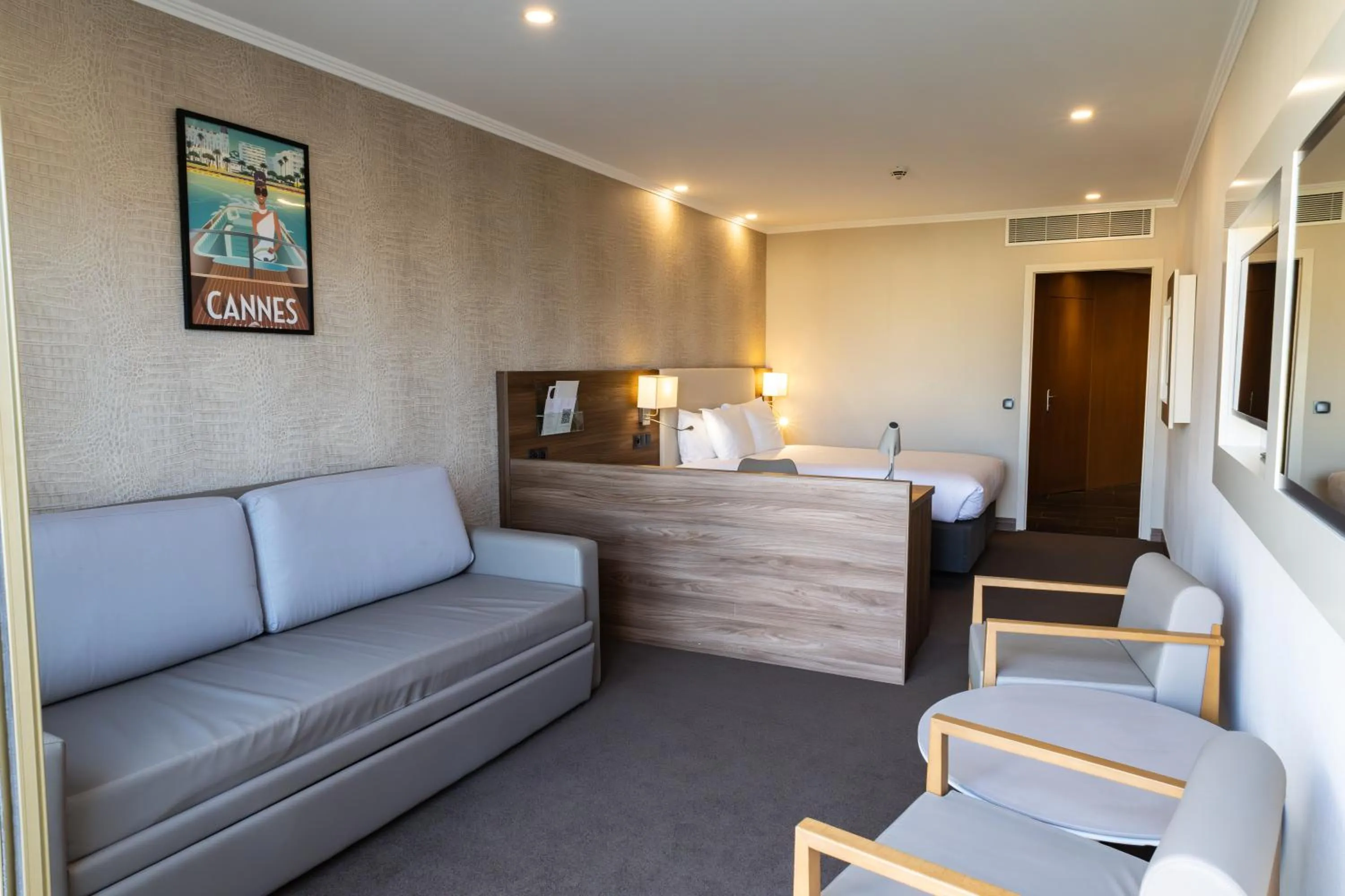 Bedroom in Luxotel Cannes