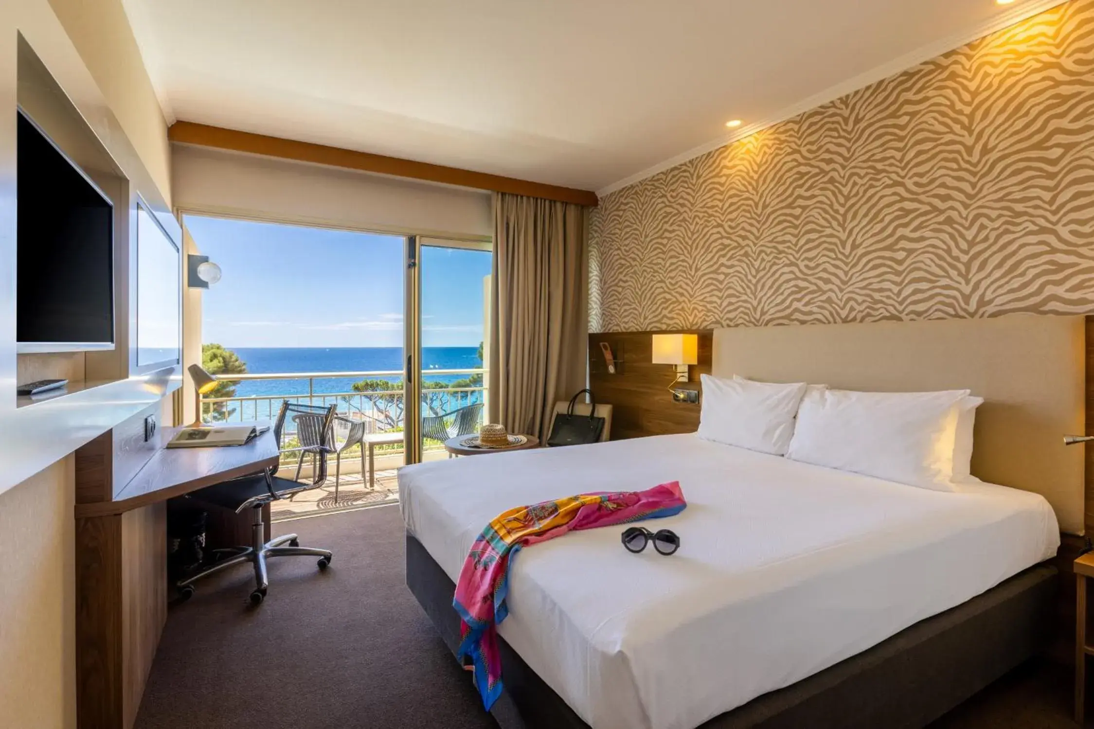 Bedroom in Luxotel Cannes Bedroom in Luxotel Cannes