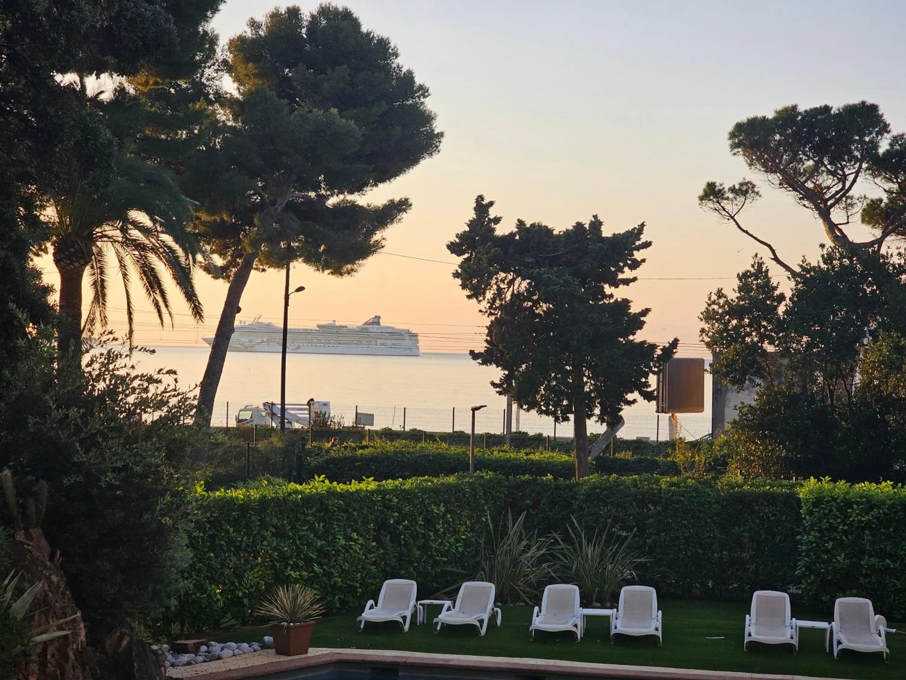 Swimming pool in Luxotel Cannes