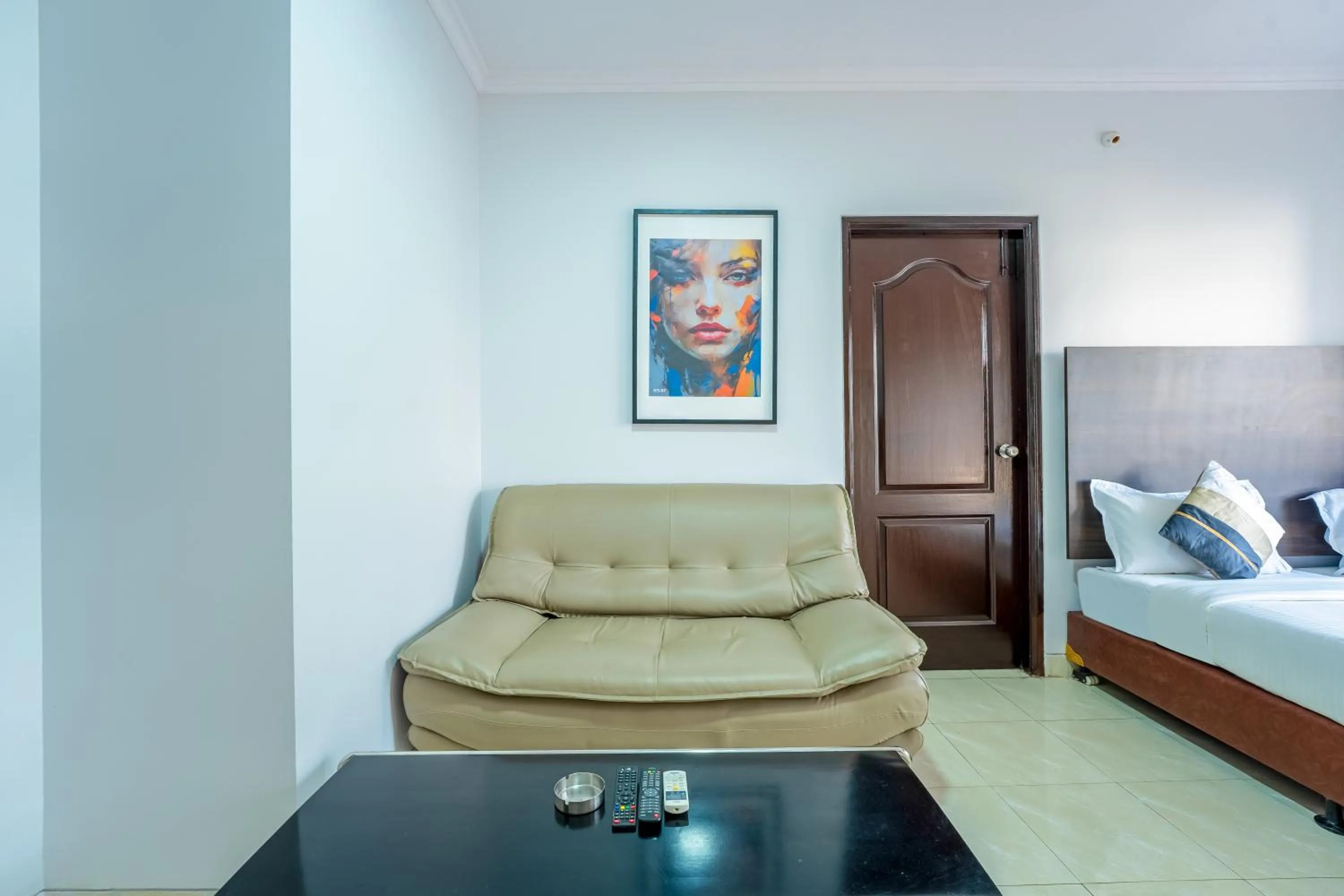 Bed in asar Landmark Suites Mumbai International Airport by Orion Hotels