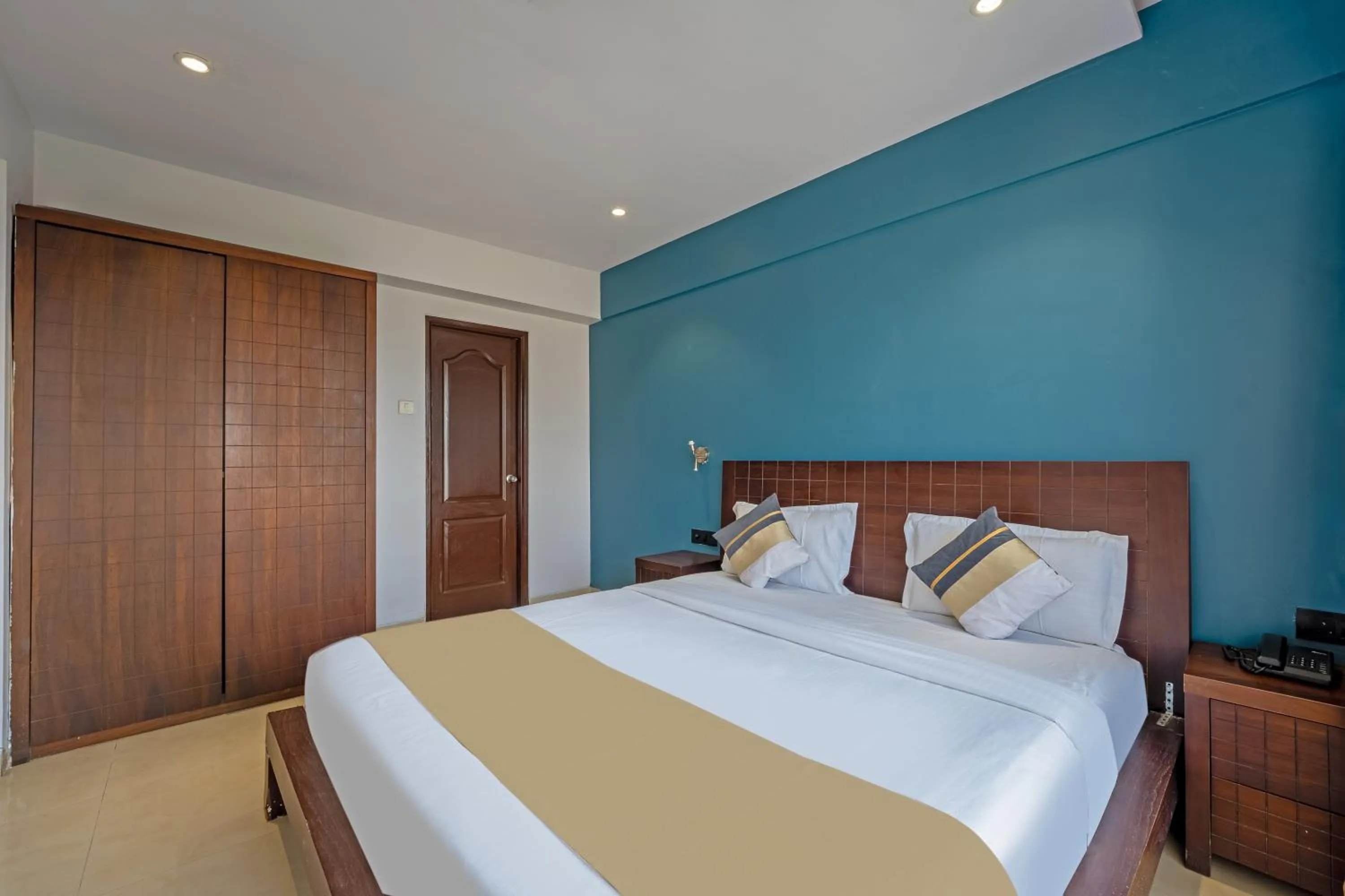 Bed in asar Landmark Suites Mumbai International Airport by Orion Hotels