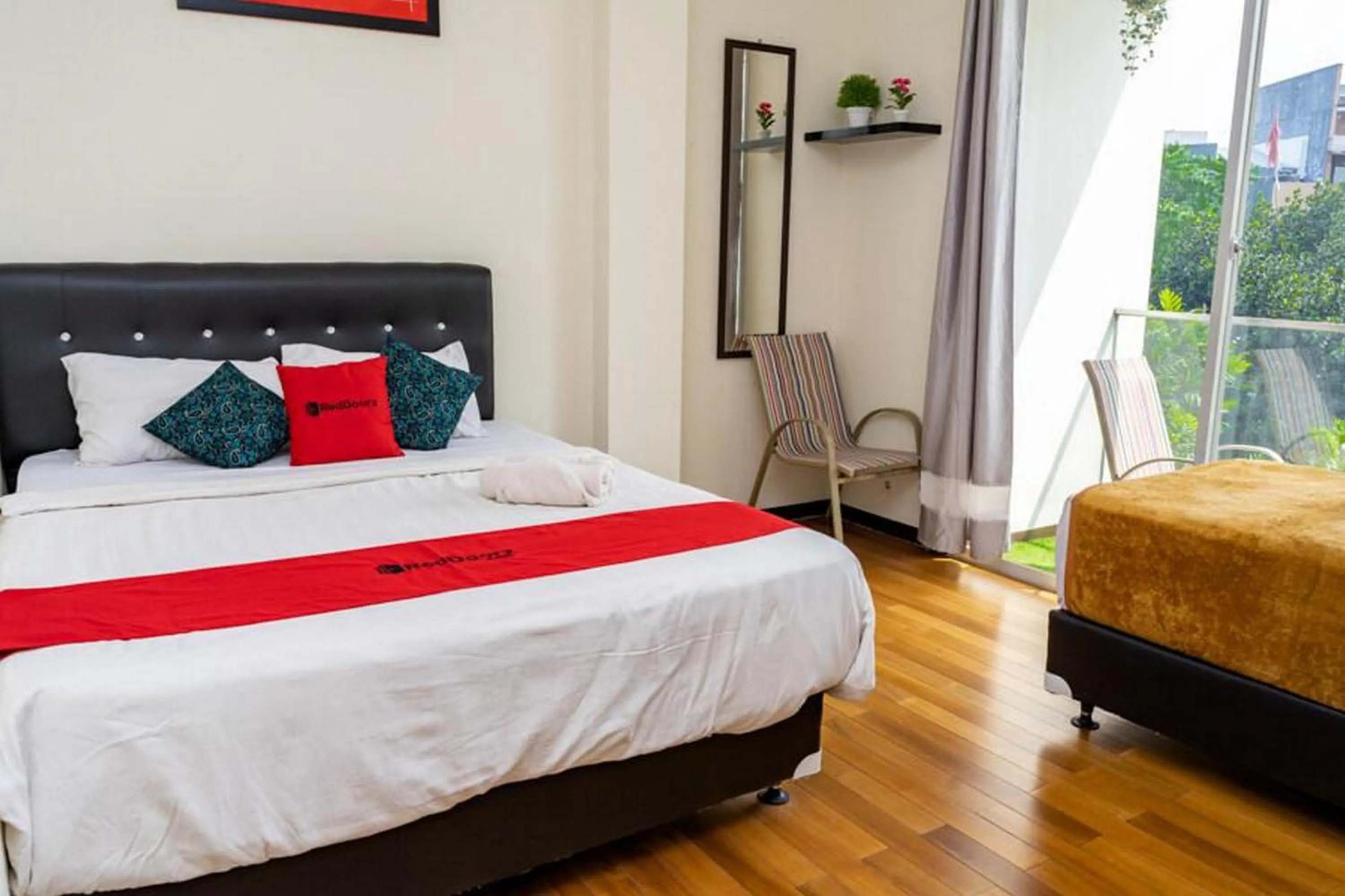 Bedroom, Bed in RedDoorz near Setrasari Mall 4