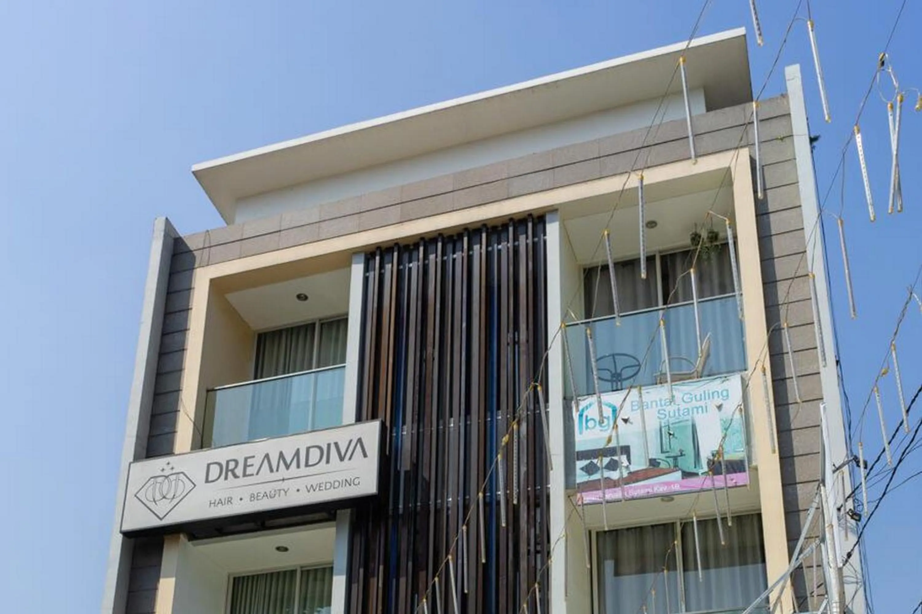 Facade/entrance in RedDoorz near Setrasari Mall 4