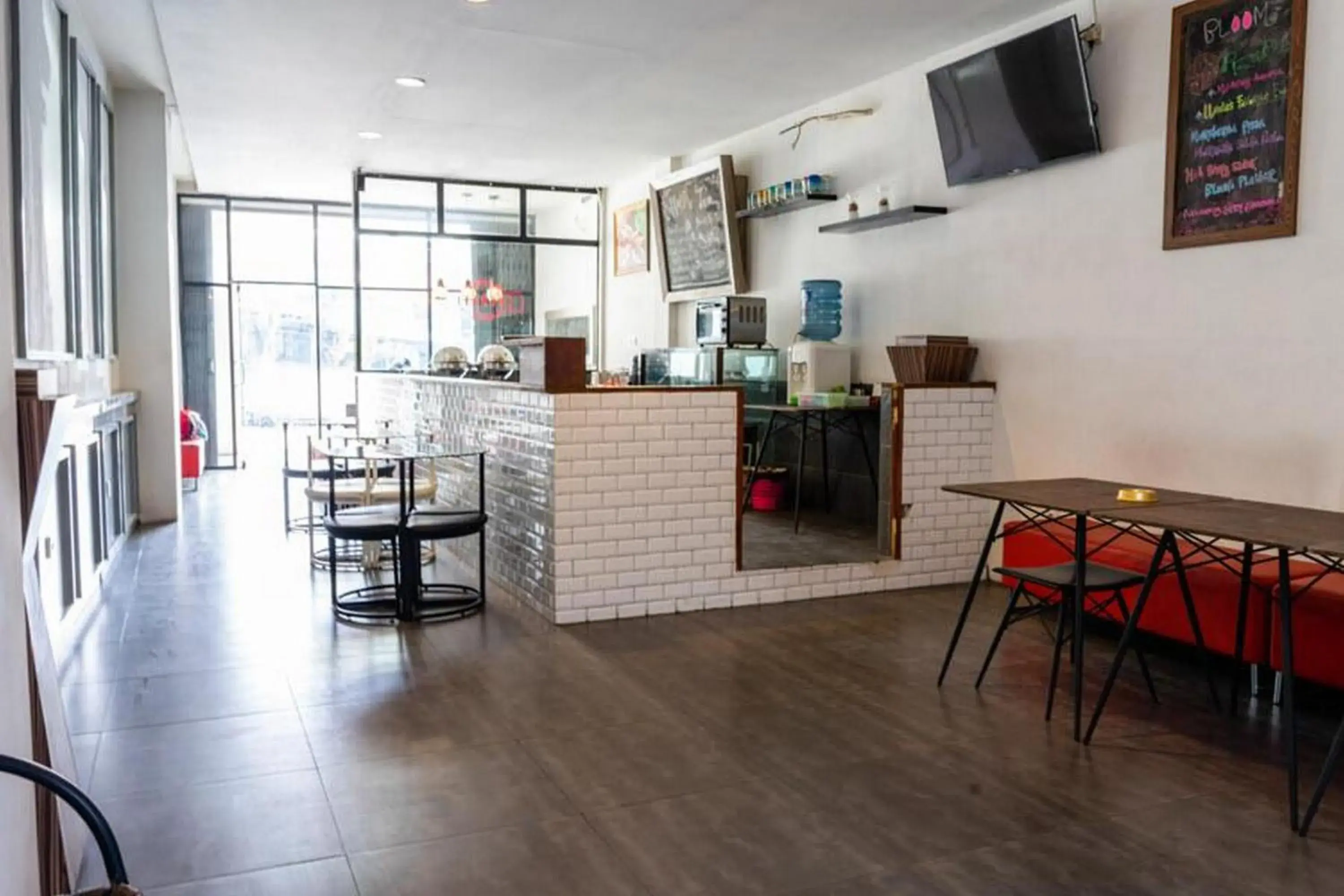 Lobby or reception in RedDoorz near Setrasari Mall 4 Lobby or reception in RedDoorz near Setrasari Mall 4