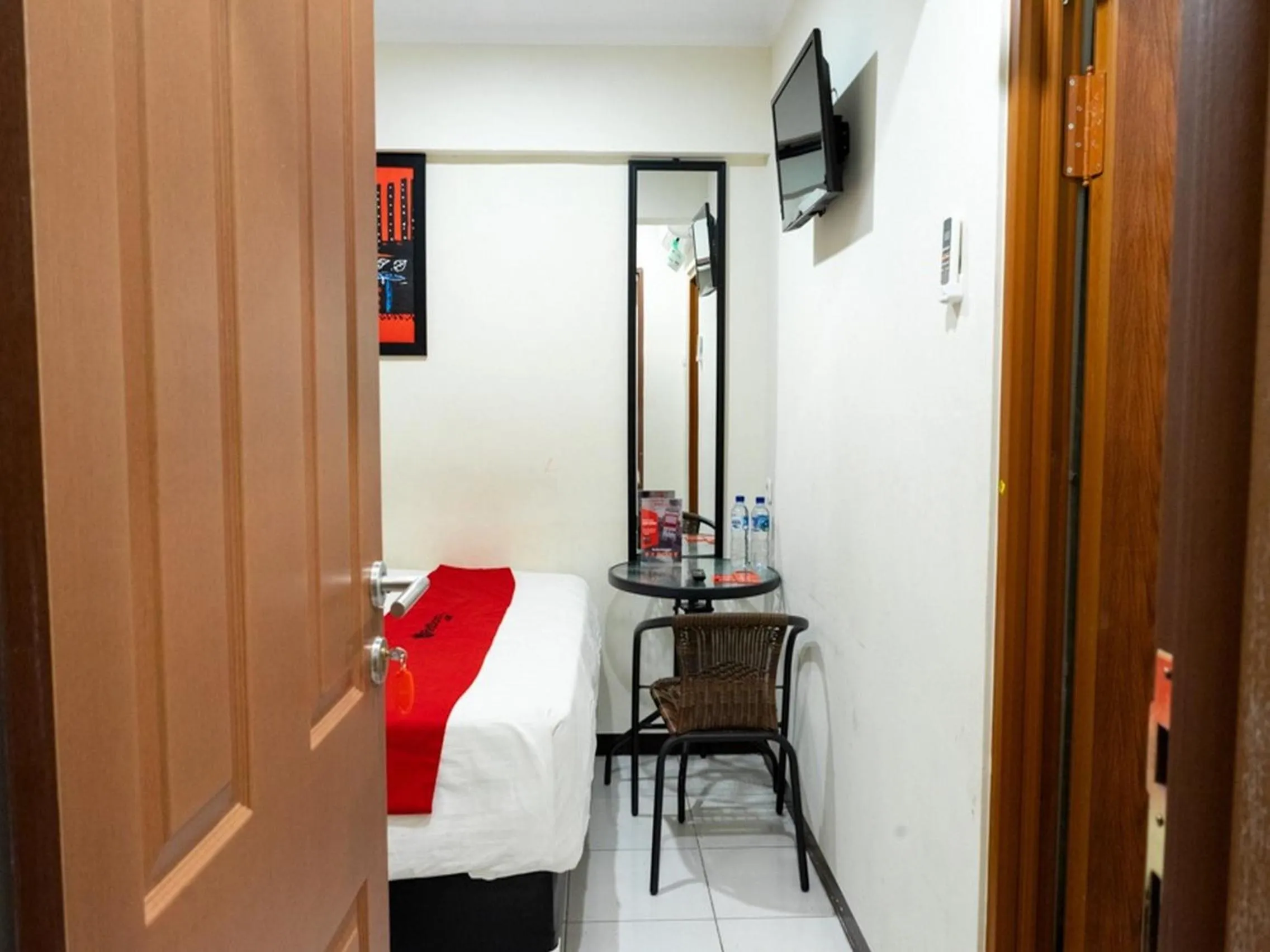 Bedroom, Bed in RedDoorz near Setrasari Mall 4