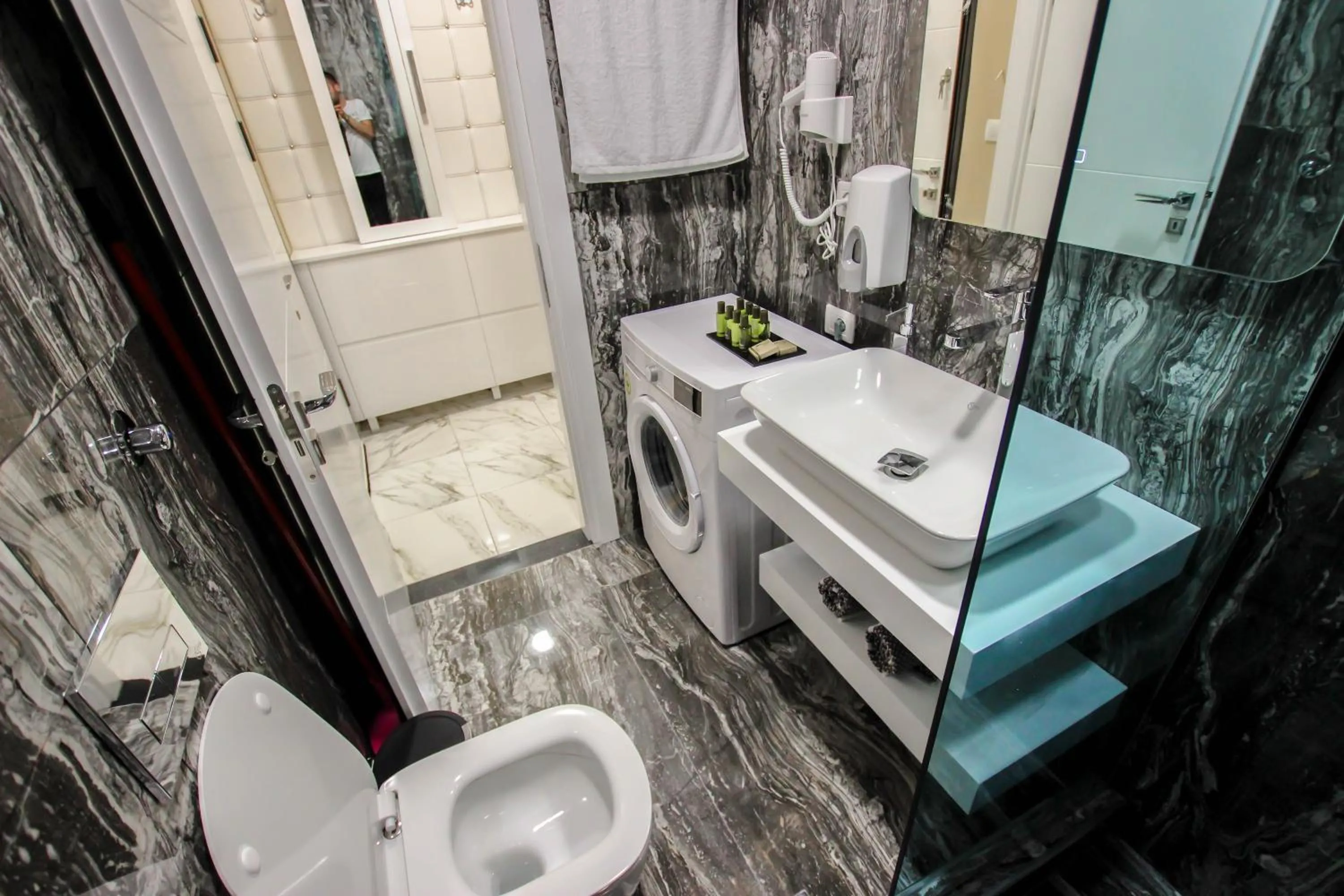 Shower in Brilant Luxury Apartment