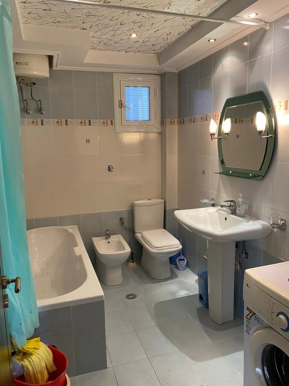 Shower in Brilant Luxury Apartment