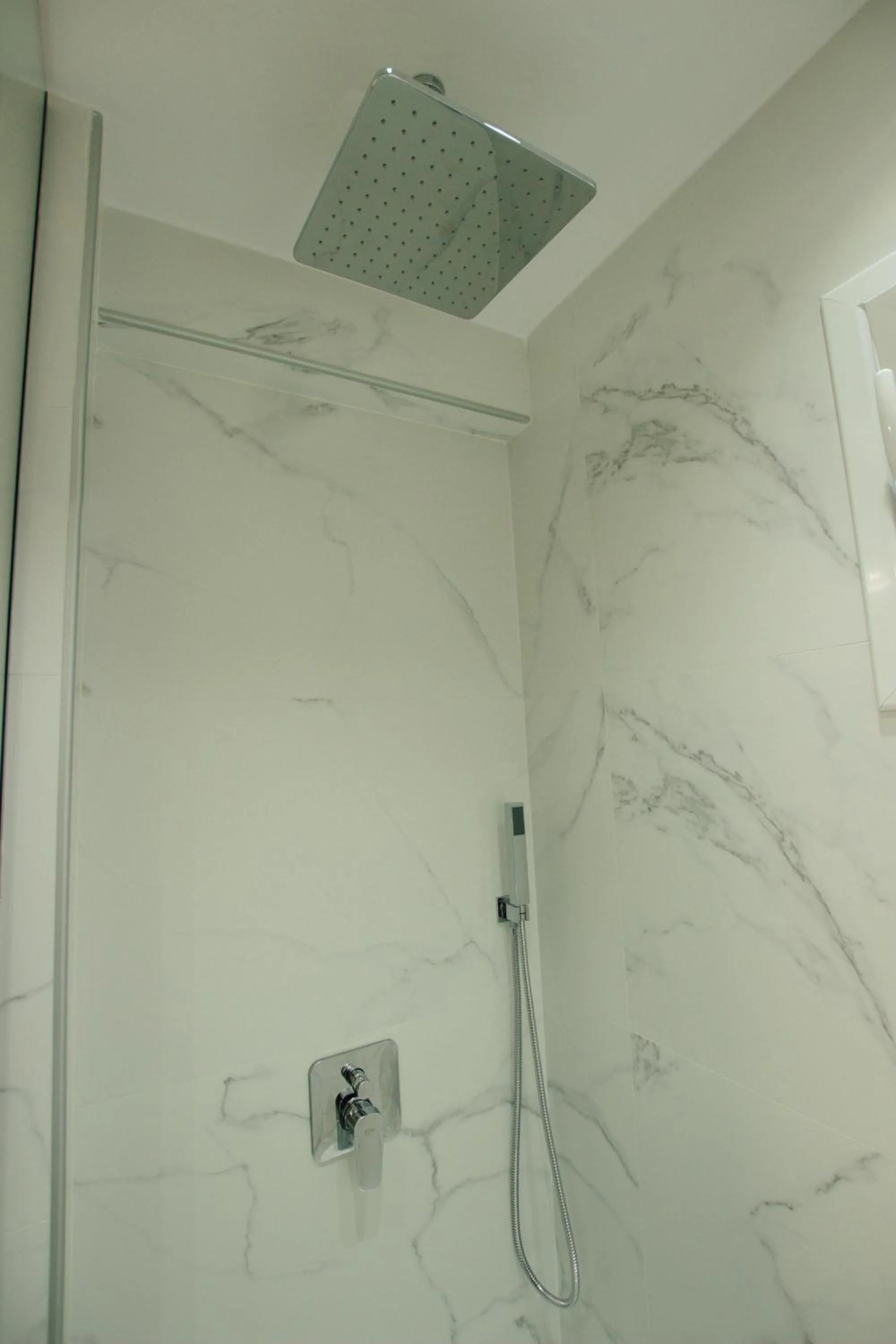 Shower in Brilant Luxury Apartment