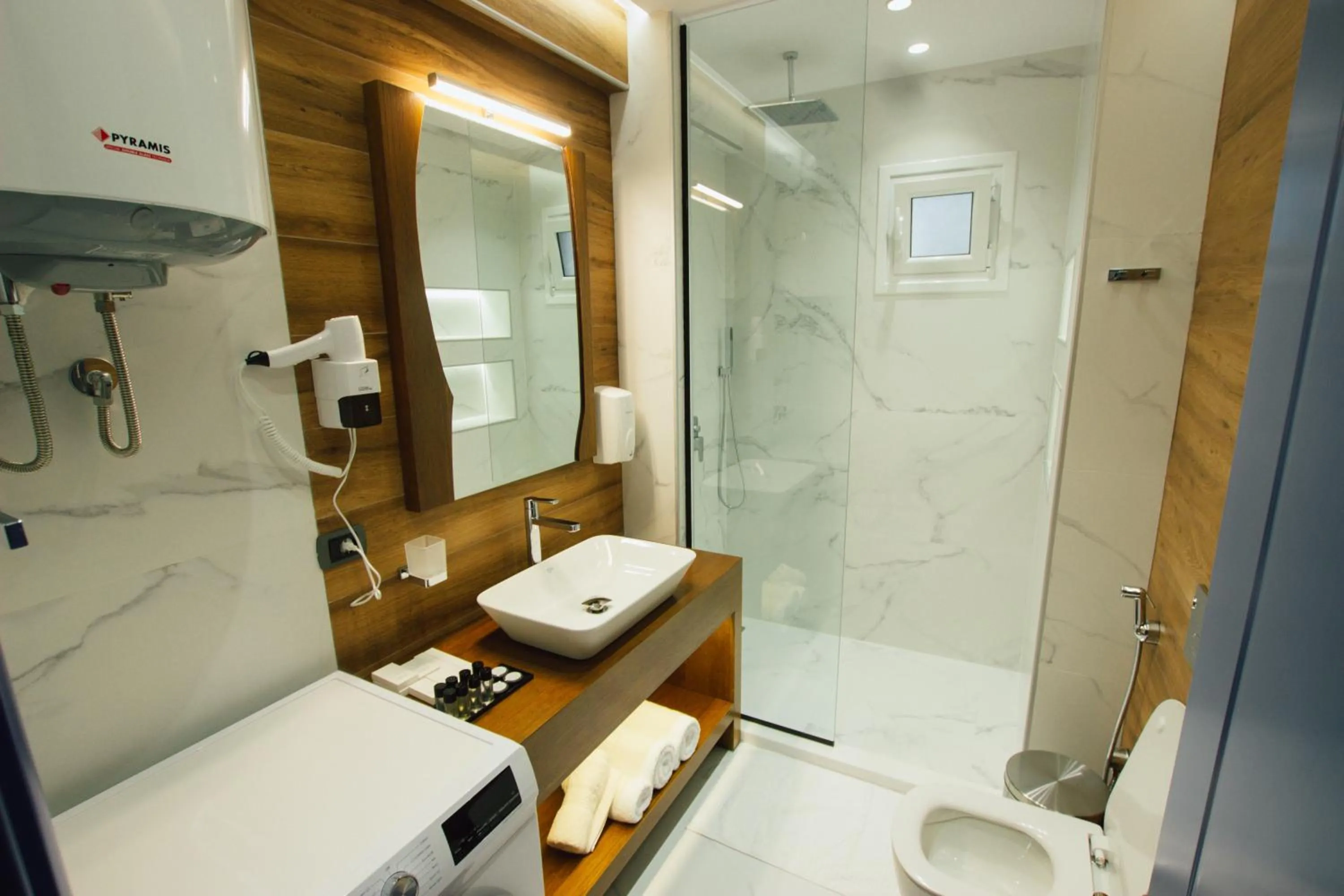 Shower in Brilant Luxury Apartment