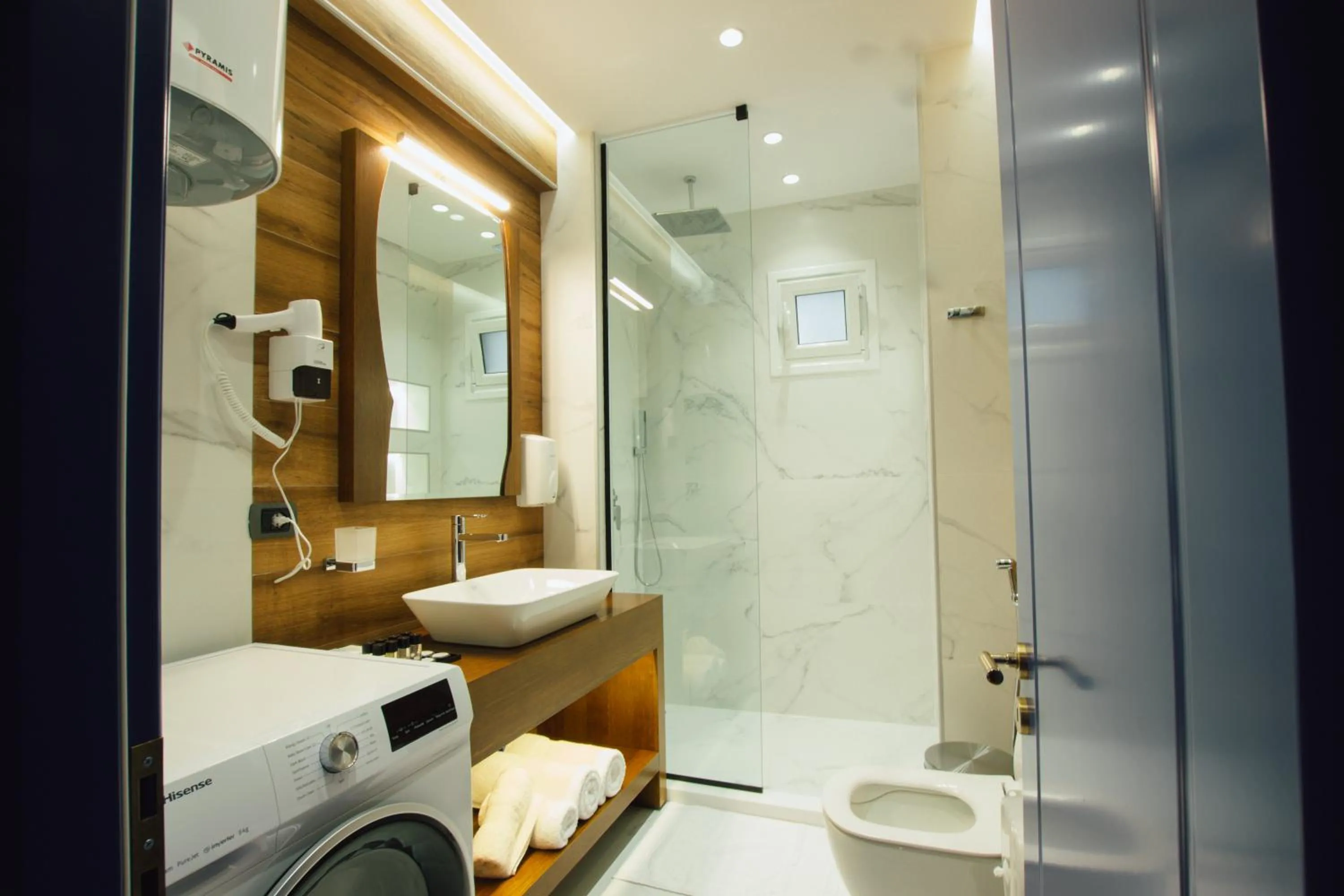 Shower in Brilant Luxury Apartment