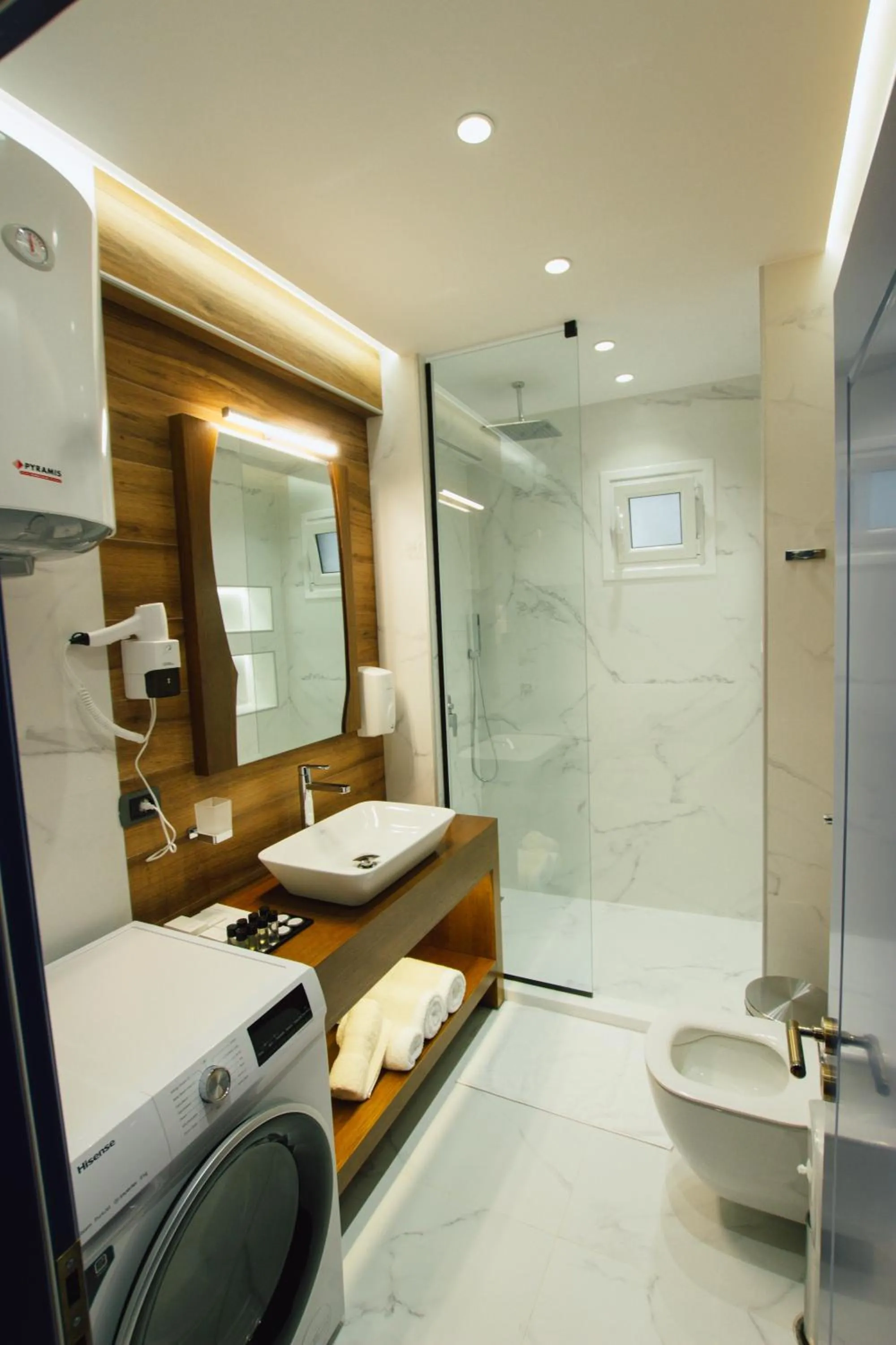 Shower in Brilant Luxury Apartment