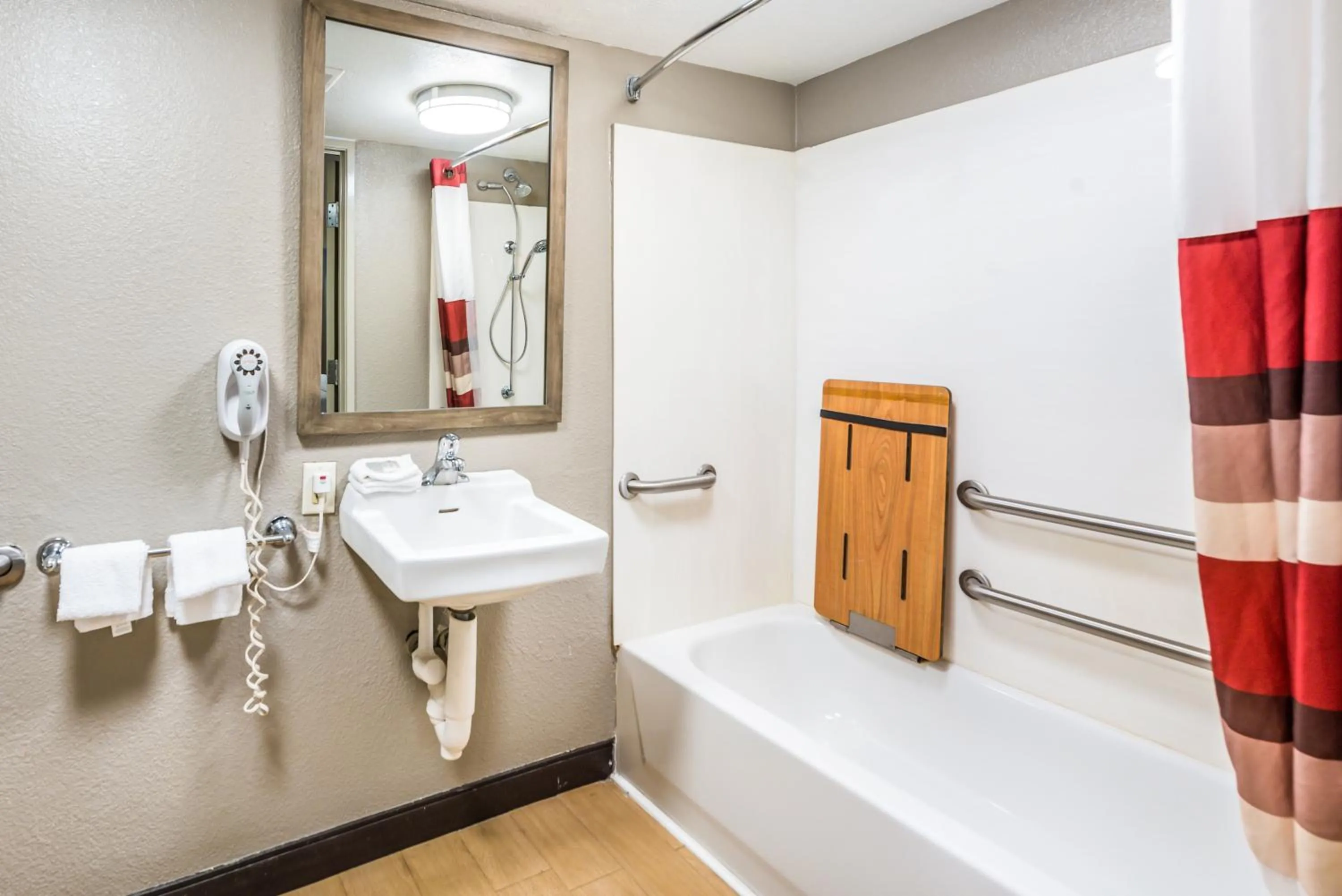 Bathroom in Red Roof Inn Dayton South - Miamisburg