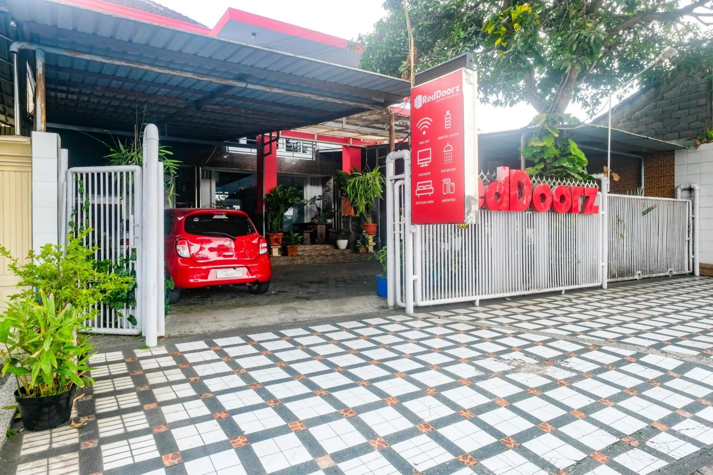 Facade/entrance in RedDoorz near Batik Tulis Celaket 2