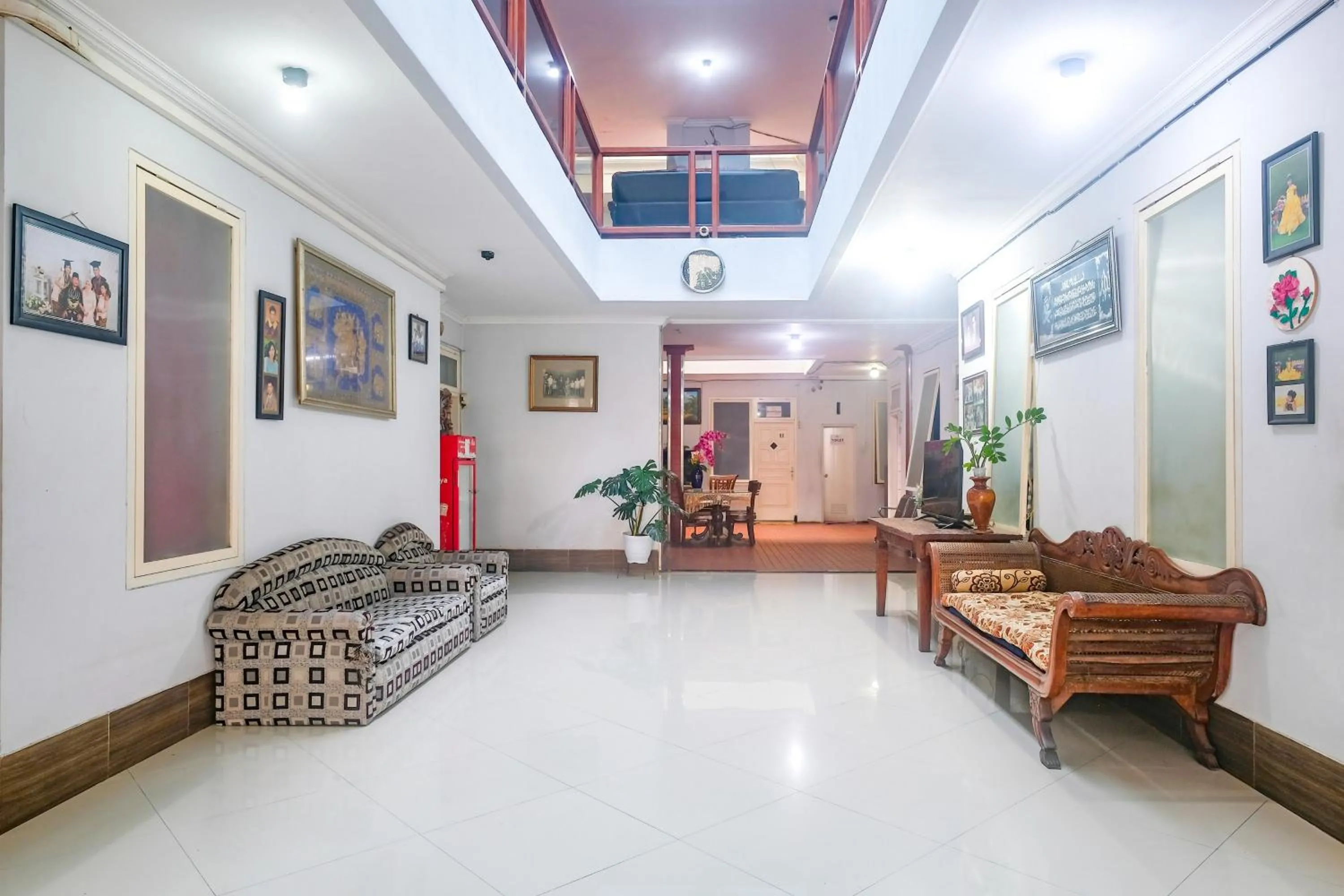 Seating area in RedDoorz near Batik Tulis Celaket 2