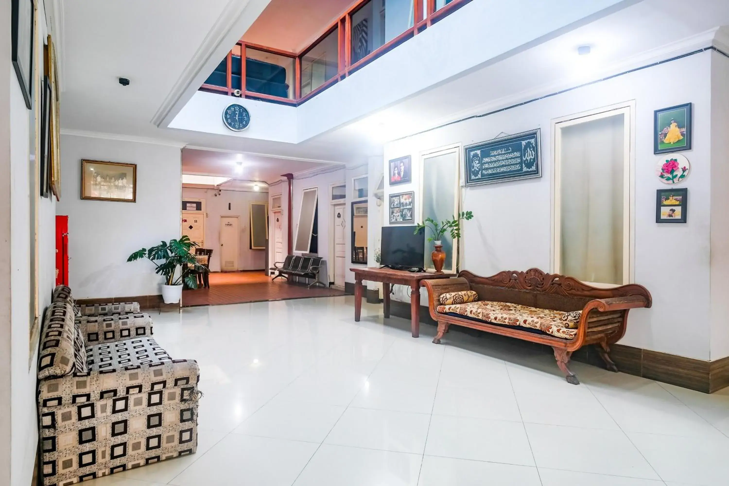 Seating area in RedDoorz near Batik Tulis Celaket 2 Seating area in RedDoorz near Batik Tulis Celaket 2