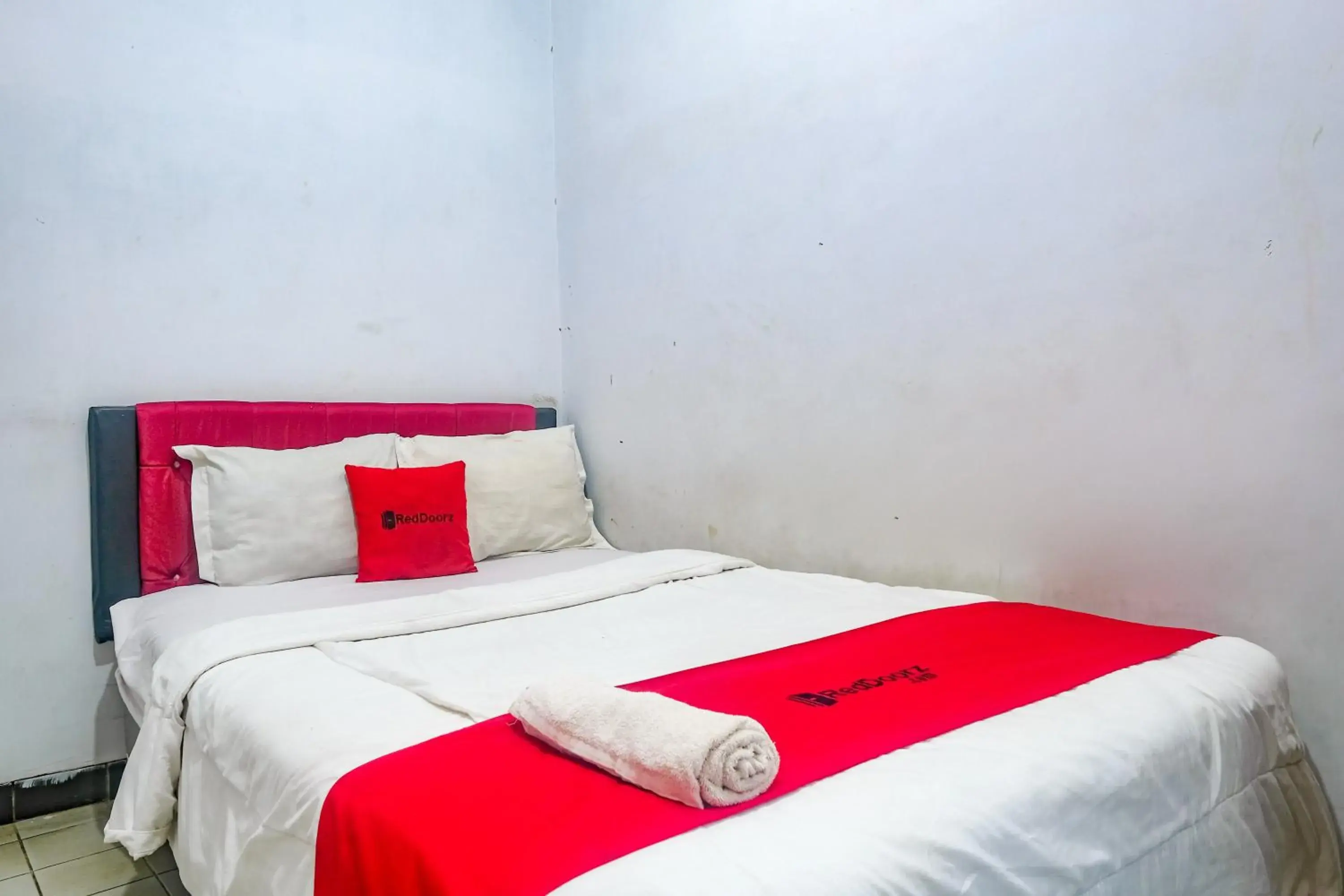 Bedroom, Bed in RedDoorz near Batik Tulis Celaket 2 Bedroom, Bed in RedDoorz near Batik Tulis Celaket 2