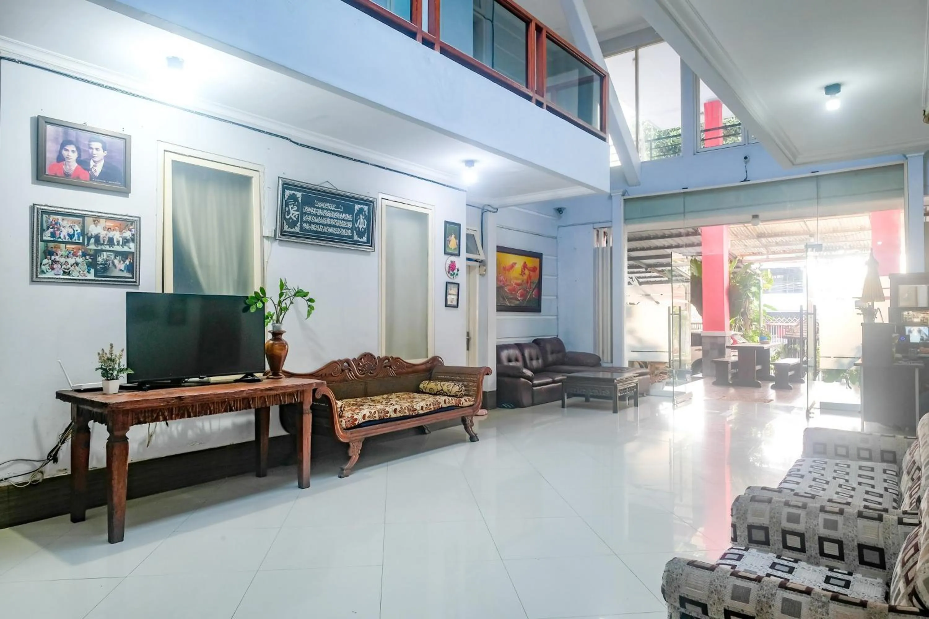 Seating area in RedDoorz near Batik Tulis Celaket 2